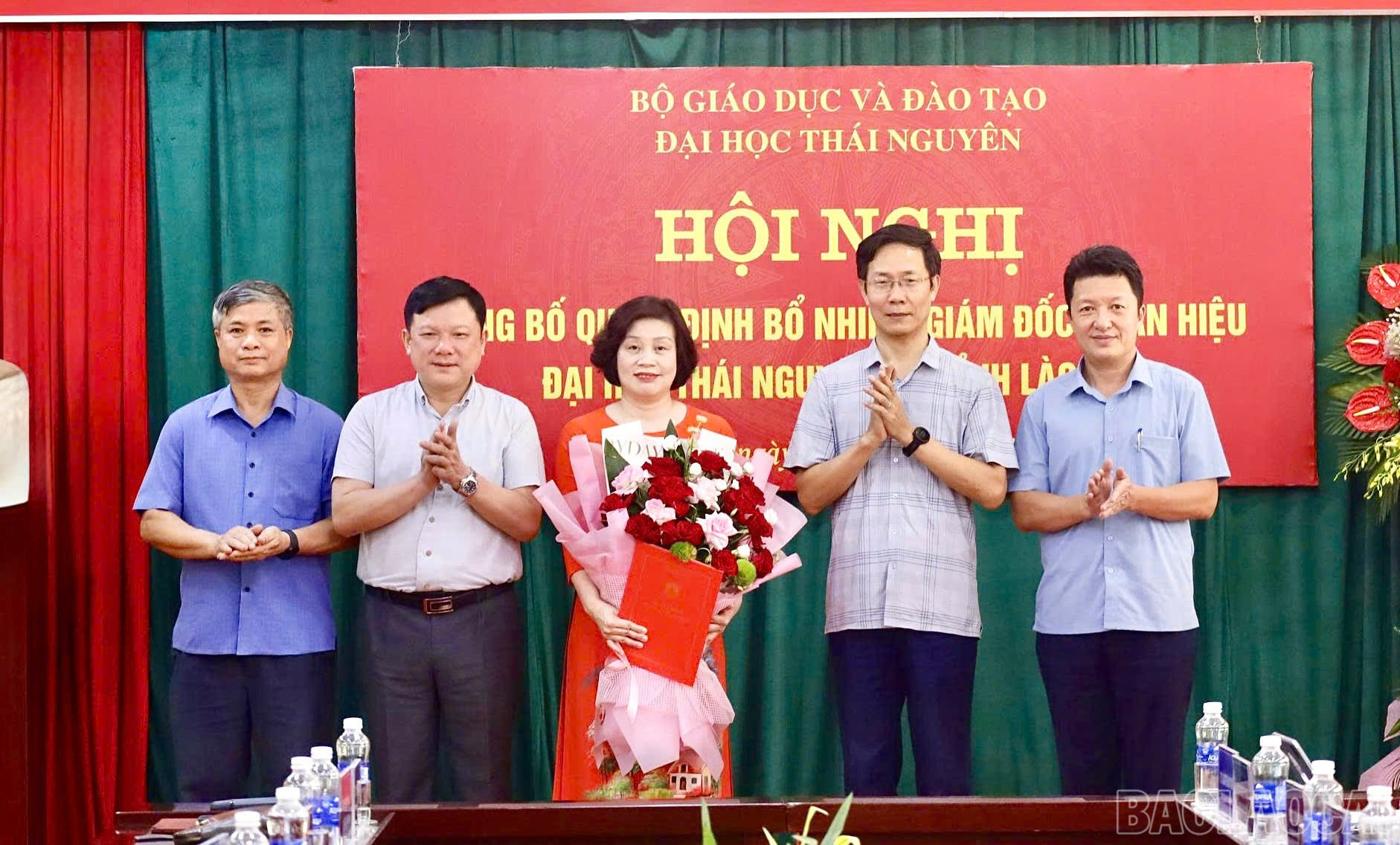 ក្រុមប្រឹក្សាភិបាលនៃសកលវិទ្យាល័យ Thai Nguyen បានប្រគល់សេចក្តីសម្រេច និងផ្កាជូនចំពោះសមមិត្ត Nguyen Hong Lien ។ baolaocai-br_z6866590072768-125cebaf29f48793ca5be6bf49aacf0f.jpg