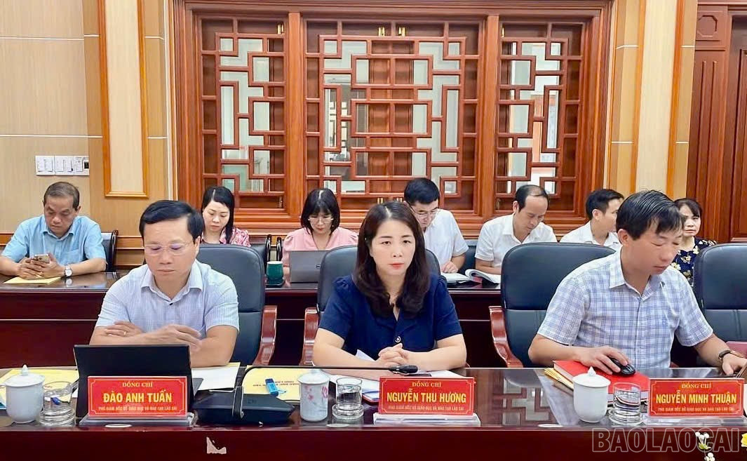 Đại biểu dự hội nghị tại điểm cầu Sở Giáo dục và Đào tạo. baolaocai-br_z6955128699971-bc424beda5a6d391f48750e64ef43558.jpg