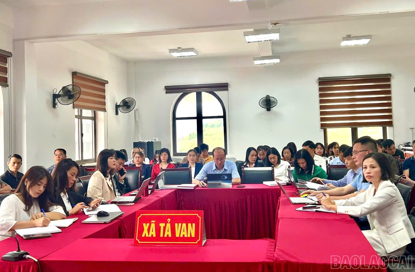 Đại biểu dự hội nghị tại các điểm cầu xã, phường. baolaocai-br_z6955128710426-473f7babbbc13fd08738503bbc8aee91.jpg