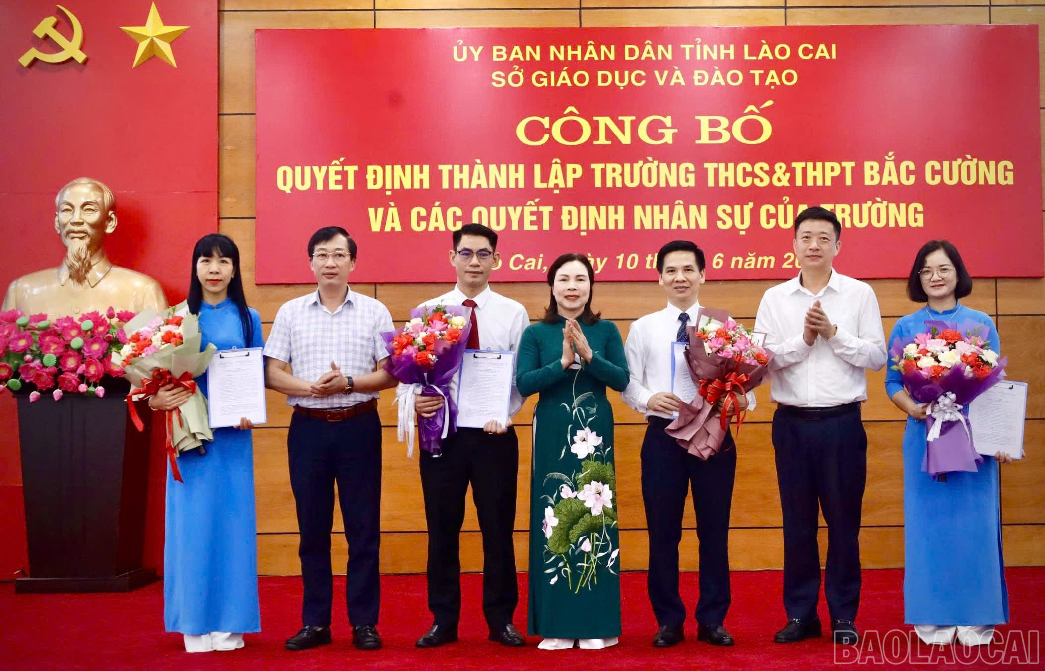 Handing over the decision to transfer and appoint the positions of Principal and Vice Principal of Bac Cuong Secondary and High School. baolaocai-br_z6690190643218-e14929af774554d0e6f7d3e3bca552bb.jpg