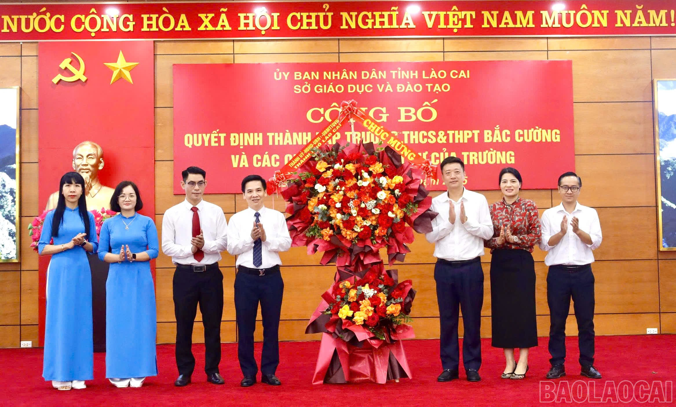 Give flowers to congratulate the school. baolaocai-br_z6690230614038-598cdd88814d732cf8d9a485aa38d3c4.jpg