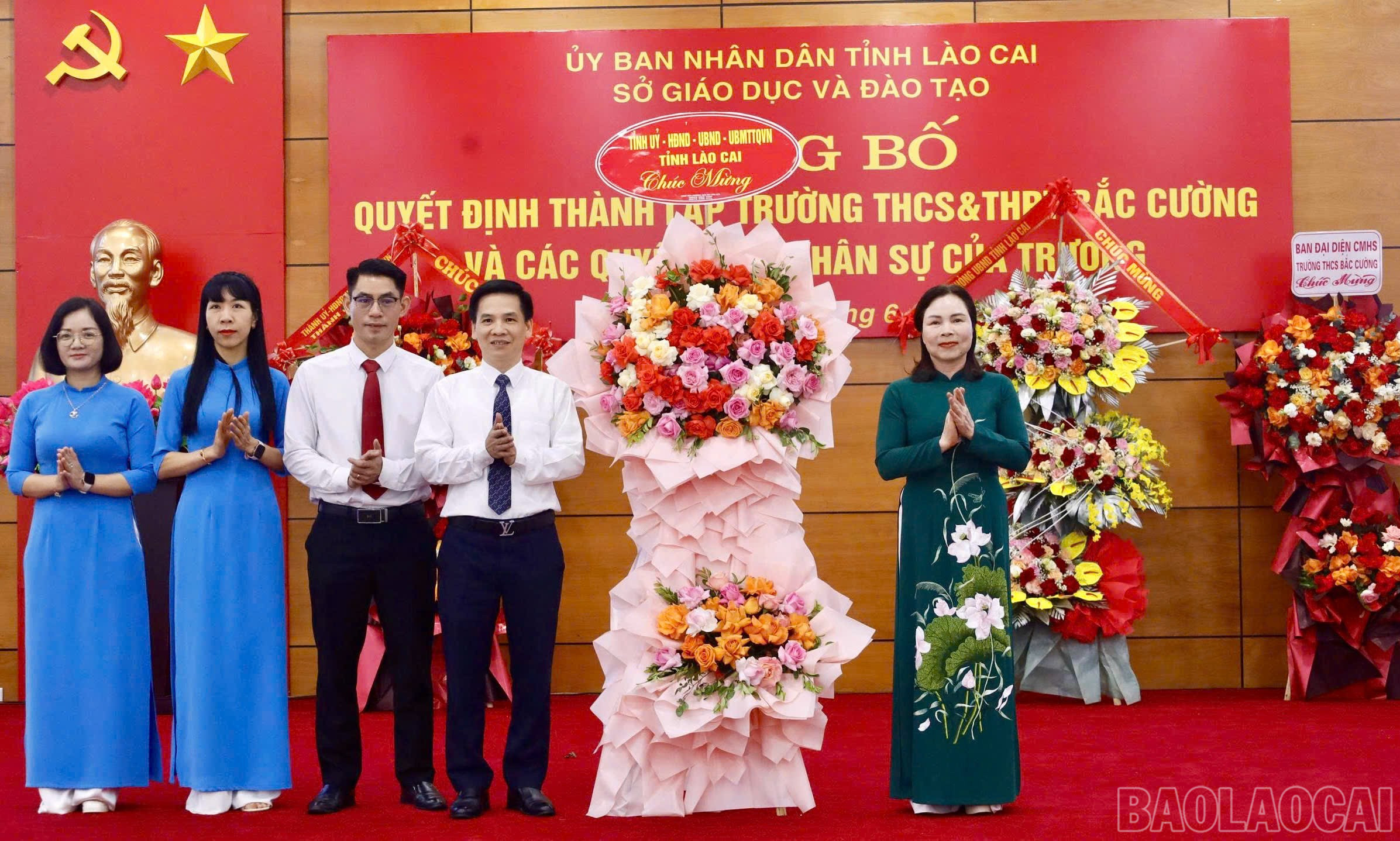 On behalf of the school, Comrade Duong Bich Nguyet, Director of the Department of Education and Training, presented flowers from the Provincial Party Committee, People's Council, People's Committee, and Vietnam Fatherland Front Committee to congratulate the school. baolaocai-br_z6690190669206-861ceb98f9362622bc510a39acb3c2eb.jpg