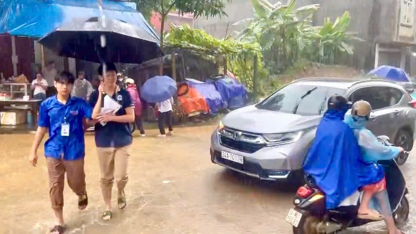 Học sinh điểm thi Trường THPT số 2 thành phố Lào Cai vượt mưa đến điểm thi. z6746263317434-17deec377ba091020a6eccc1b59811be.jpg