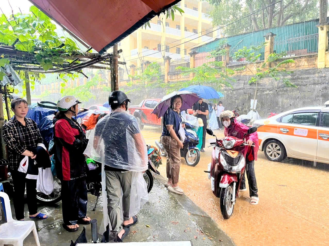 Mặc dù vậy, theo ghi nhận của phóng viên Báo Lào Cai, thí sinh và người nhà vẫn kịp di chuyển đến điểm thi từ sớm. z6746263316005-bbb795057b4aeabc052e5b5d1a407030.jpg