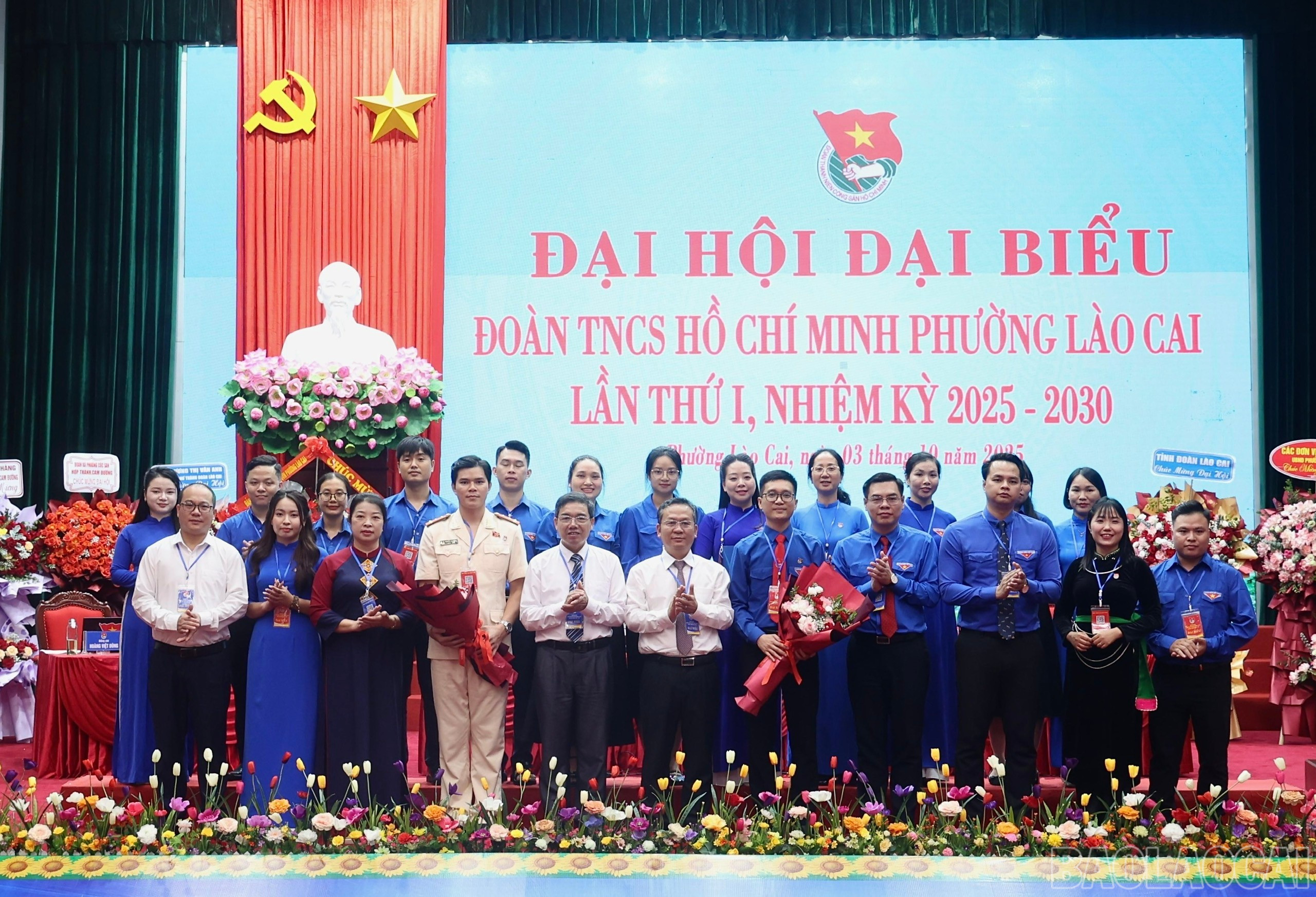 Các đồng chí lãnh đạo Đảng ủy, HĐND, UBND phường Lào Cai, lãnh đạo Tỉnh đoàn tặng hoa chúc mừng Ban Chấp hành Đoàn TNCS Hồ Chí Minh phường Lào Cai khóa I, nhiệm kỳ 2025 - 2030. baolaocai-br_z7079486056796-cc1cc1d9e72d1a211fceca788c259cb6.jpg
