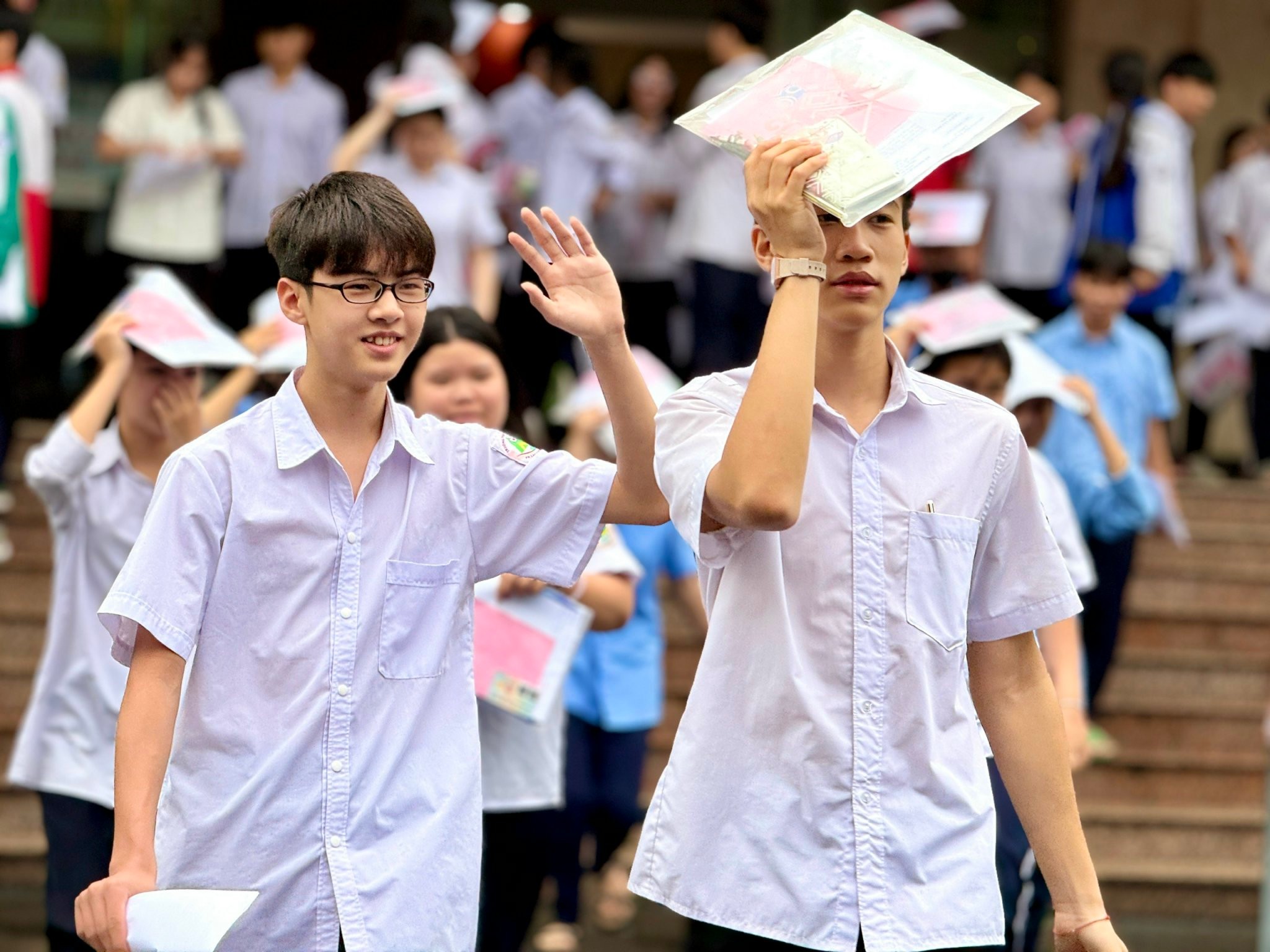 Candidates were excited after finishing the Literature exam. z6670237648829-38446f8658a01ad625b32b66976e0249.jpg