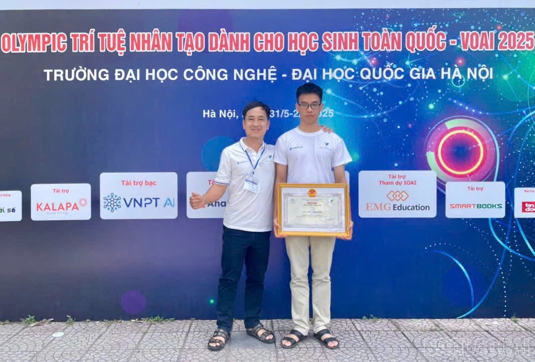 Nguyen Anh Minh and teacher Mai Hong Kien - teacher of training excellent students in Information Technology at Lao Cai High School for the Gifted. baolaocai-br_z6663999019505-c8076aae823552601d9cead125ac2ed9.jpg