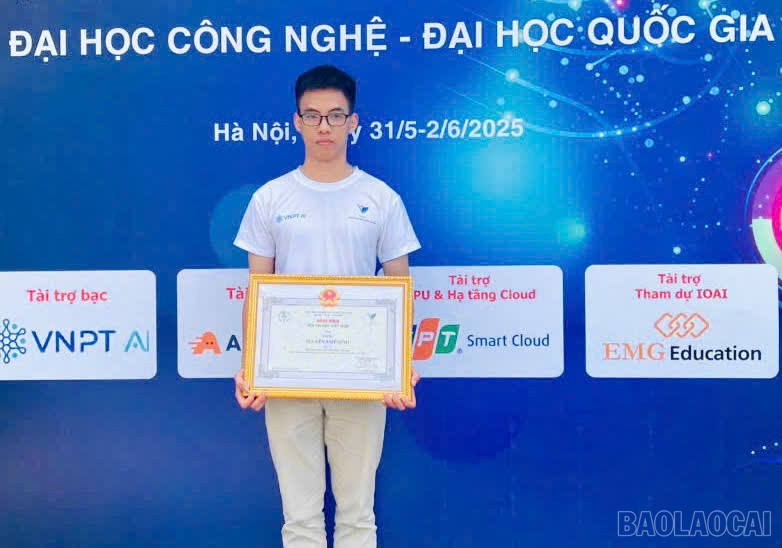 Nguyen Anh Minh, a 12th grade IT student at Lao Cai High School for the Gifted, won third prize at the VOAI 2025 Artificial Intelligence Competition. baolaocai-br_z6663999010444-b336d7cd8324bb4e8eda96aab9697542.jpg