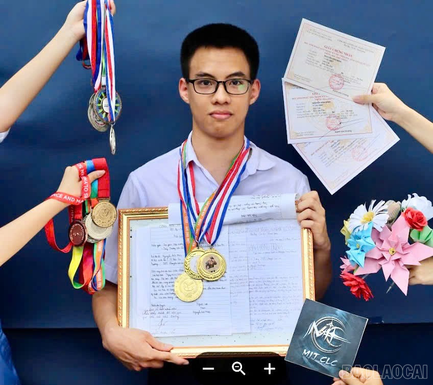 Nguyen Anh Minh has won many awards in the field of Information Technology. baolaocai-br_z6663998999940-6839d20970180c906fda54f5e4300910.jpg