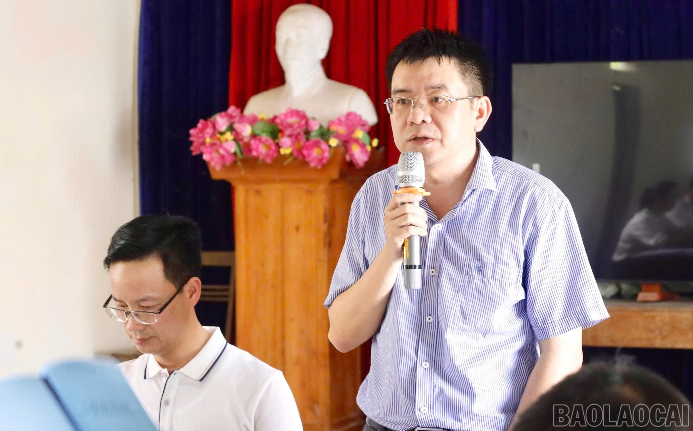 លោក Nguyen Duc Binh អនុប្រធានគណៈកម្មាធិការប្រជាជនស្រុក Bao Thang ថ្លែងមតិក្នុងសិក្ខាសាលា។ baolaocai-br_z6664857424100-cb8280aa7040d9fac136c1136a67404e.jpg