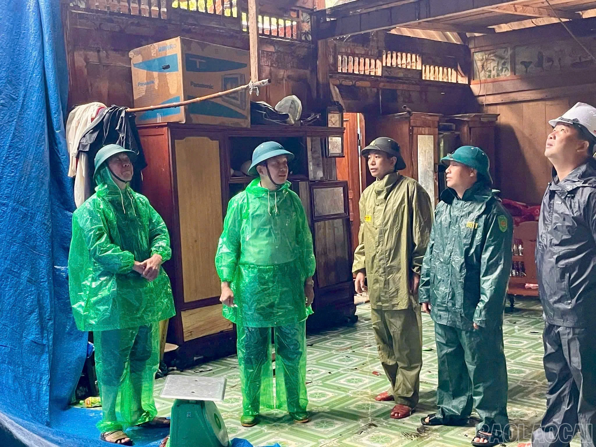 Lãnh đạo UBND xã Phong Dụ Hạ kiểm tra thực tế thiệt hại tại các nhà dân.