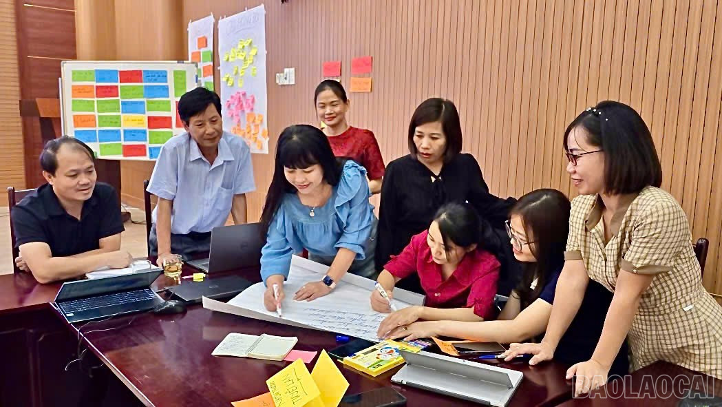 Các thầy, cô giáo thực hành xây dựng kế hoạch trường học hạnh phúc. baolaocai-br_z7060832158683-462ac7658e041edd627ce9c3835fc8a2.jpg