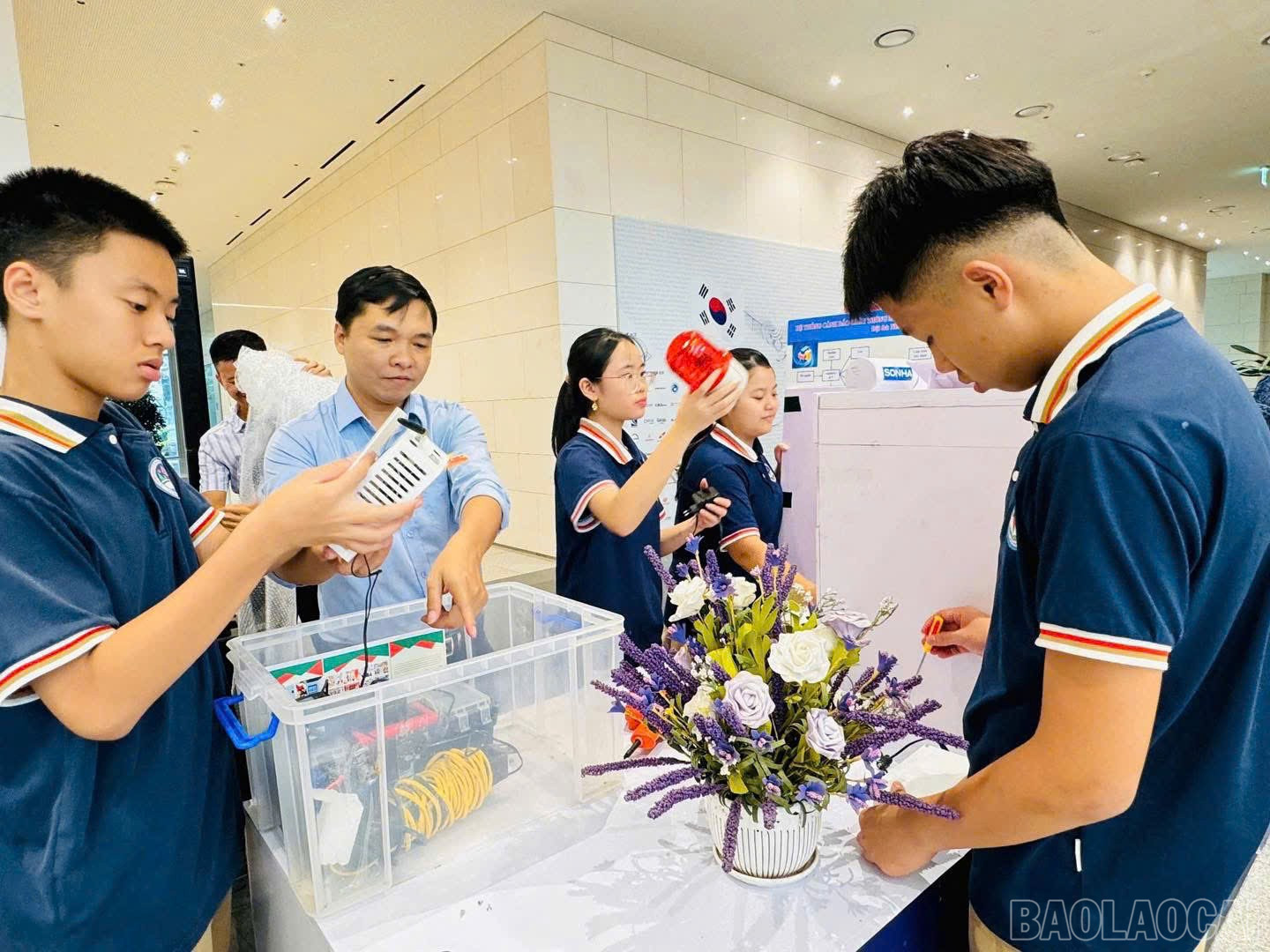 Để chuẩn bị cho cuộc thi, học sinh Trường THCS Lý Tự Trọng đã chọn ý tưởng và tập trung xây dựng dự án. baolaocai-br_z7176863329978-47469602a2ab14ce8912914a1144e511.jpg