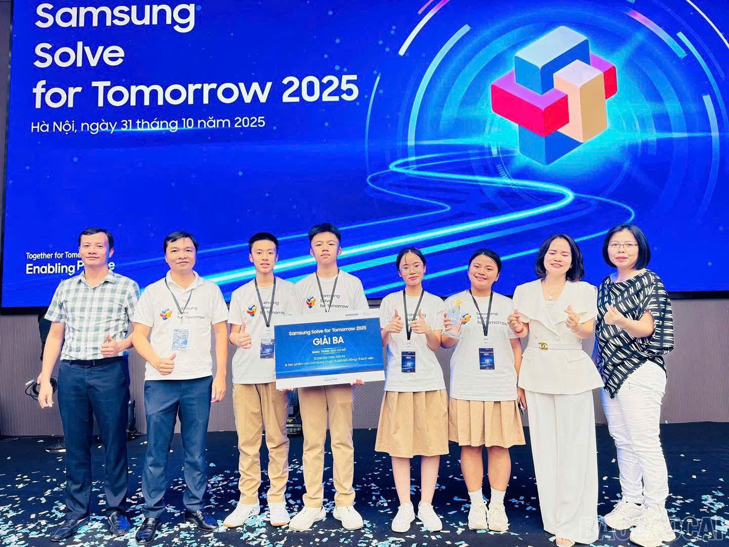 Các cô giáo và học sinh Trường THCS Lý Tự Trọng tham dự vòng chung kết và trao giải tại cuộc thi. Ảnh: Phương Thanh baolaocai-br_z7176863316229-f00e8dff7c86ba9361114c64ea0eac75.jpg