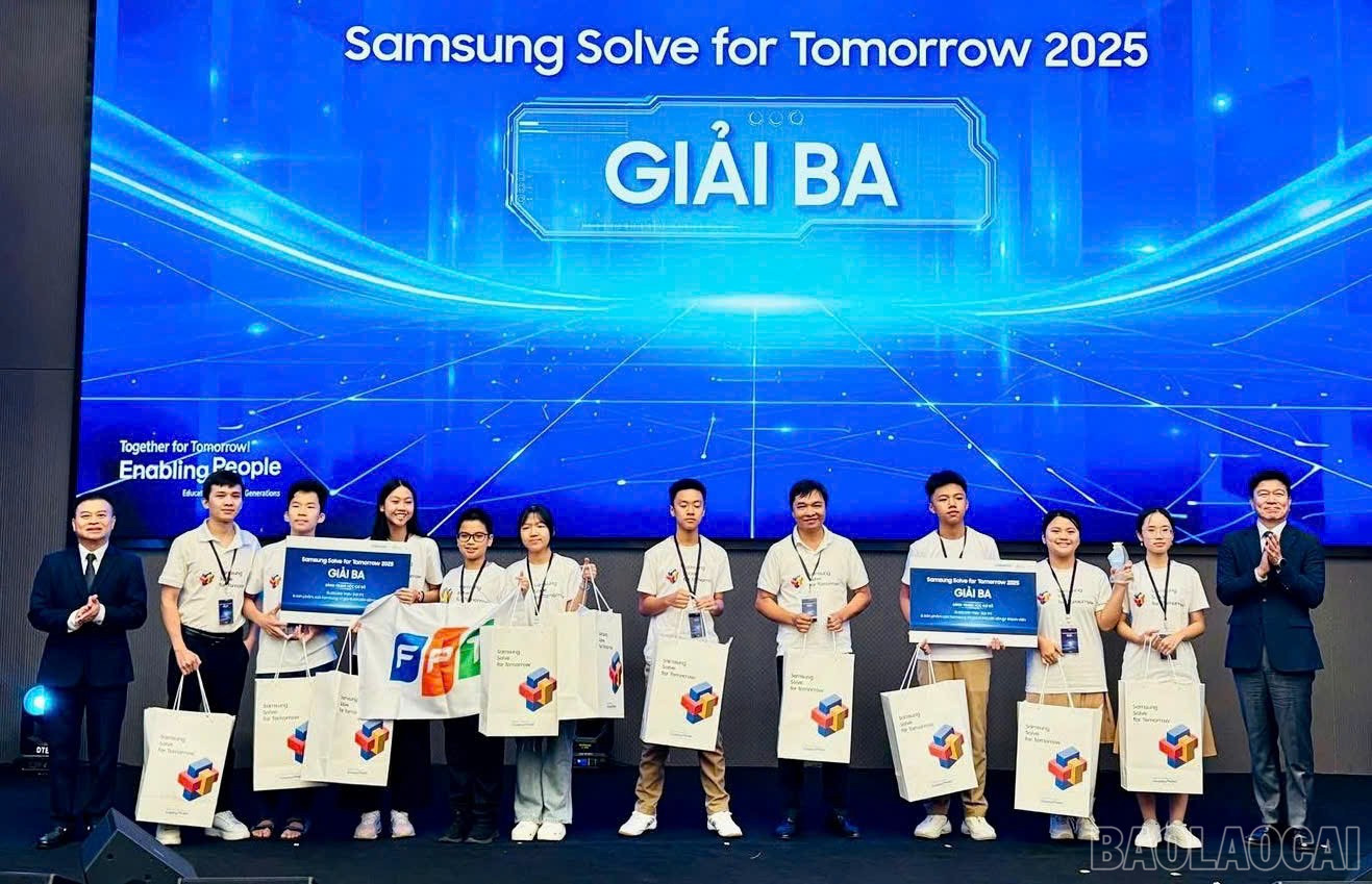 Ban tổ chức trao giải Ba cho các đội thi. Ảnh: Phương Thanh baolaocai-br_z7176863318500-4dfe094238300cb8a04e1aceee27b3b9.jpg