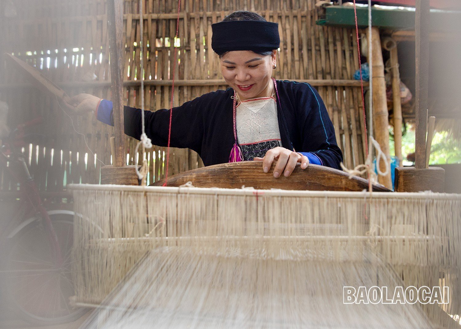 Dệt vải bằng khung cửi thủ công rất cầu kỳ, đòi hỏi sự cần mẫn của người phụ nữ. Vào mùa dệt vải, ở khắp các bản làng vùng cao, tiếng thoi đưa vẫn lách cách đêm, ngày. a-8-4423-1.jpg