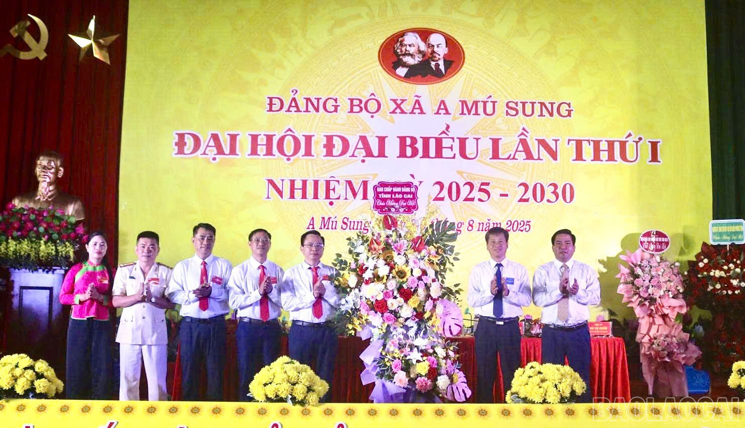 Đồng chí Phó Chủ tịch UBND tỉnh tặng hoa chúc mừng đại hội. baolaocai-br_z6890386205819-2949a37d033143af6b6dea4dc7c544e8.jpg