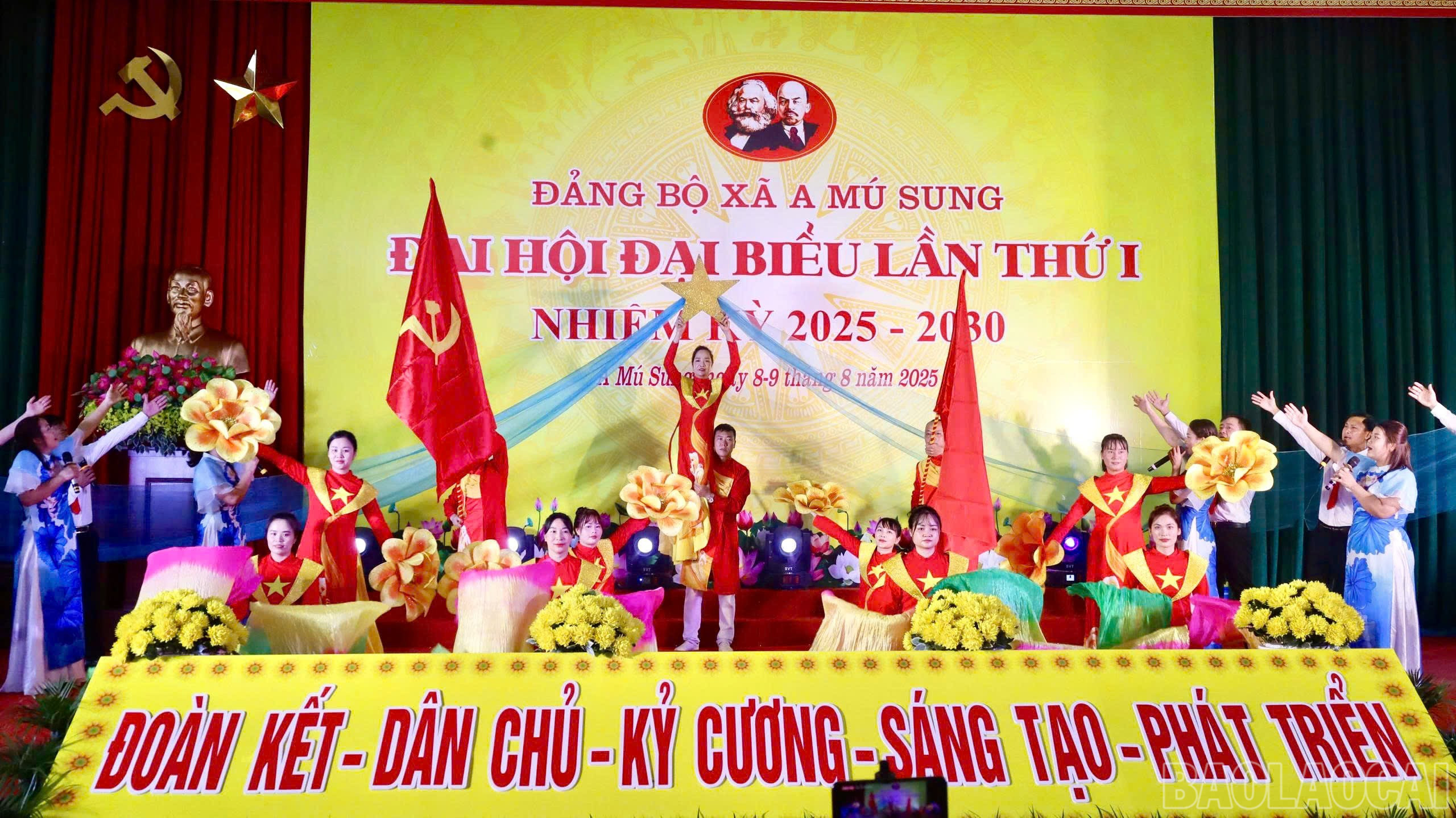 Tiết mục văn nghệ chào mừng đại hội. baolaocai-br_z6890386212106-2f854c66f49f1e67ccd968136a206a0c.jpg