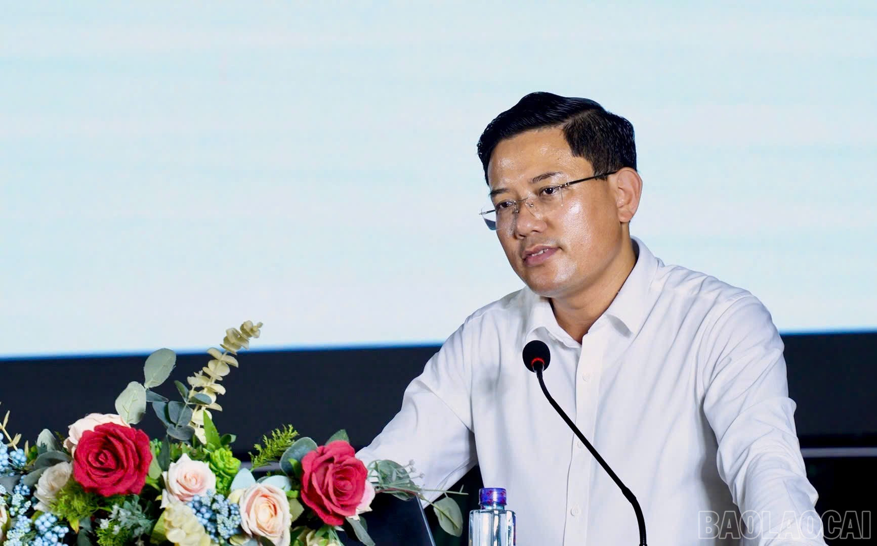 Đồng chí Phùng Nam Trung, Phó Trưởng Ban Tuyên giáo và Dân vận Tỉnh ủy truyền đạt các chuyên đề. baolaocai-br_z6577218076345-009e7fde8d7de864a9690005789a6d2c.jpg