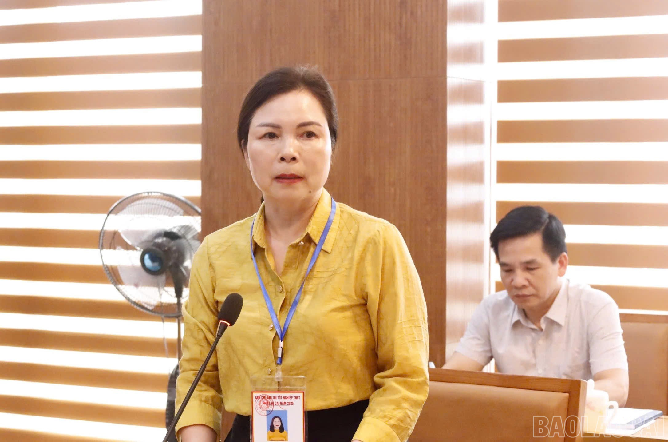 Đồng chí Dương Bích Nguyệt, Giám đốc Sở Giáo dục và Đào tạo, Phó Trưởng Ban Thường trực Ban Chỉ đạo kỳ thi tốt nghiệp THPT năm 2025 tỉnh thông qua kế hoạch tổ chức kỳ thi. baolaocai-br_z6578045902025-0de63d0a2bd86a0287776a027a06982b.jpg