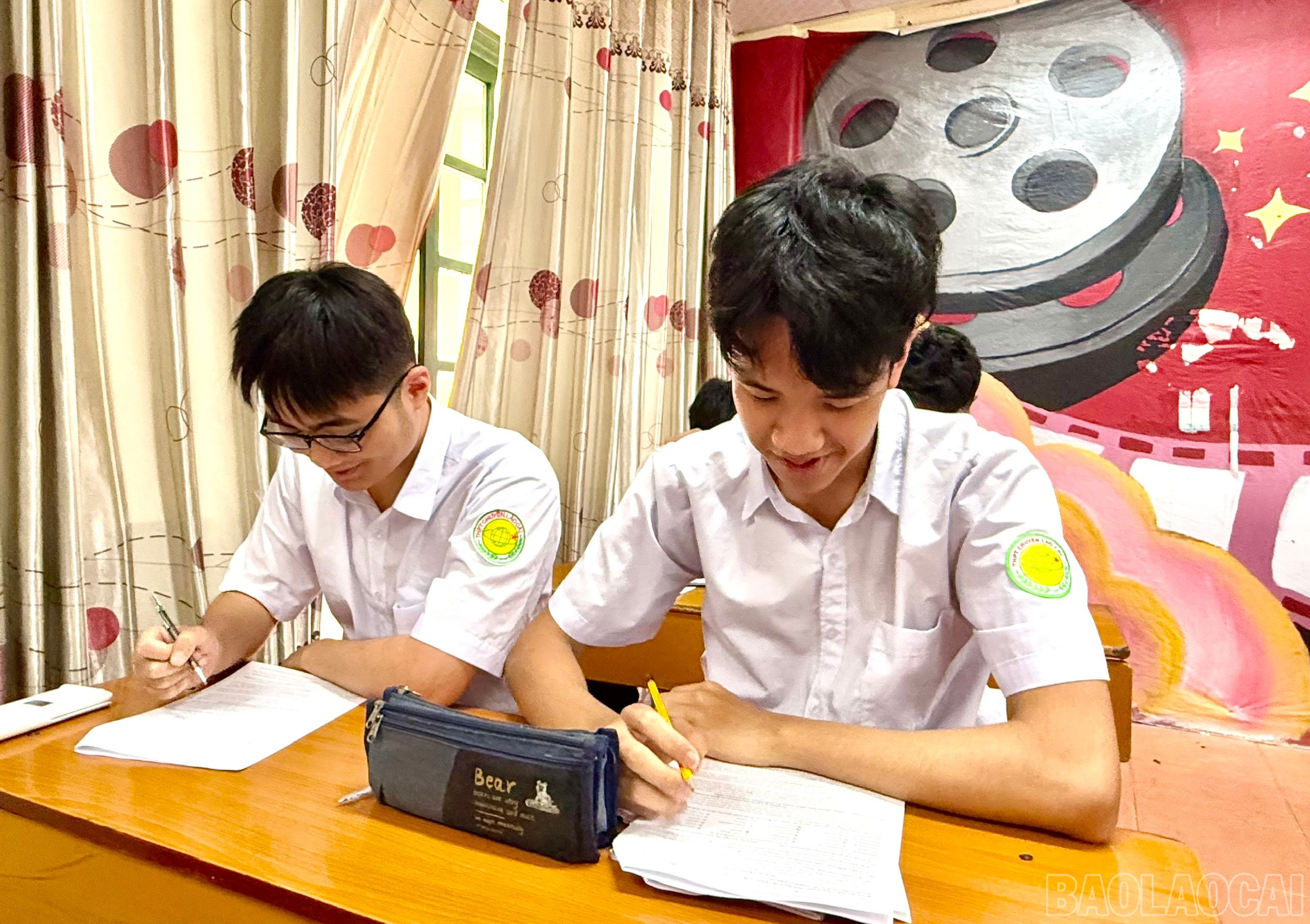 Dù được miễn thi tốt nghiệp THPT và ưu tiên xét tuyển thẳng vào đại học, cao đẳng năm học 2025, nhưng thời điểm này, Nguyễn Việt Hoàng vẫn cùng bạn bè say sưa với các bài học trên lớp. baolaocai-br_z6578702466563-bdf8b230fa58e92a2736e608c2b44b82.jpg