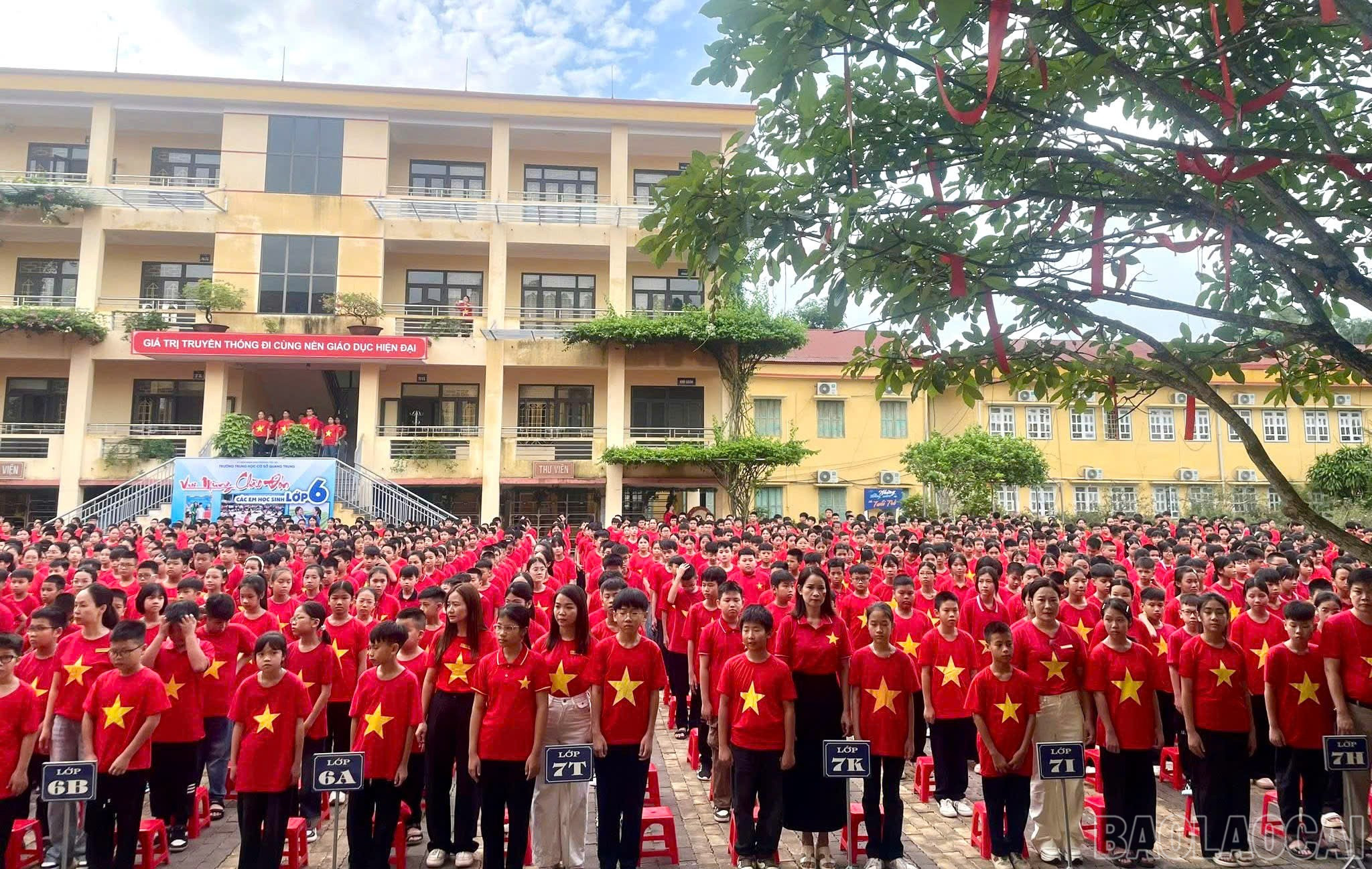Học sinh Trường THCS Quang Trung, phường Yên Bái rực rỡ màu cờ ngày đại lễ của dân tộc. baolaocai-br_z6970216164114-a7f7f6a64a8d49c246ad4b5b9405431b.jpg