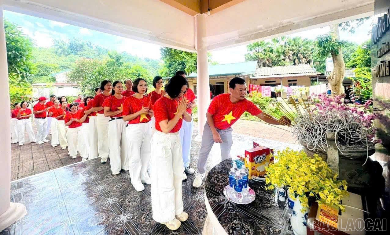 Trường THCS Lý Tự Trọng, phường Cam Đường dâng hương tưởng nhớ các anh hùng liệt sỹ của dân tộc. baolaocai-br_z6970216224430-ecd1eb21bc82153d22a664279ef9acc6.jpg