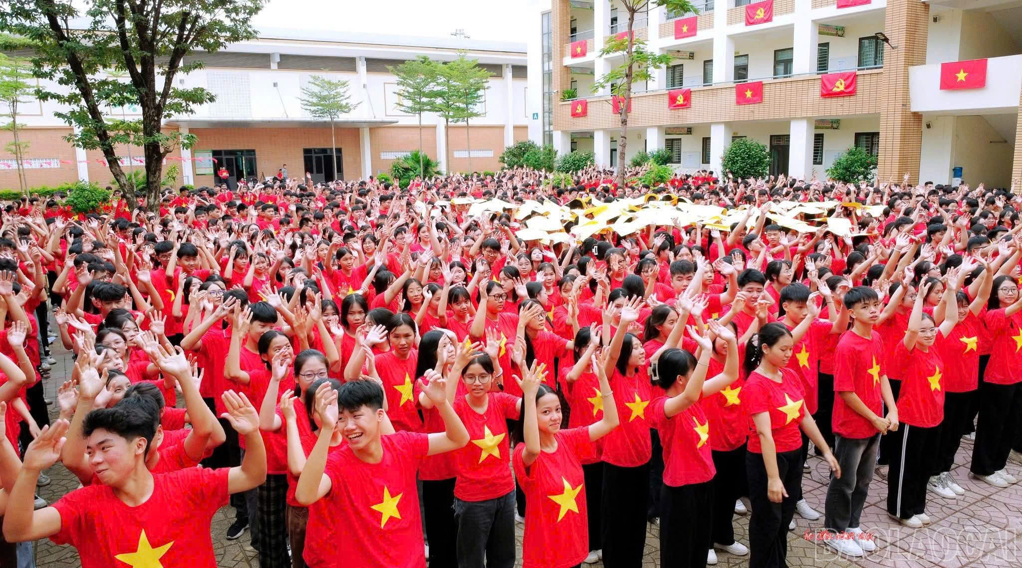 Chào mừng Cách mạng Tháng Tám và Quốc khánh 02/9 là đợt sinh hoạt chính trị lớn, các trường học đã tăng cường hoạt động giáo dục lòng yêu nước, niềm tự hào dân tộc cho học sinh. baolaocai-br_z6970216169152-baf3b5d74864bbf6e953b6db825b269e.jpg