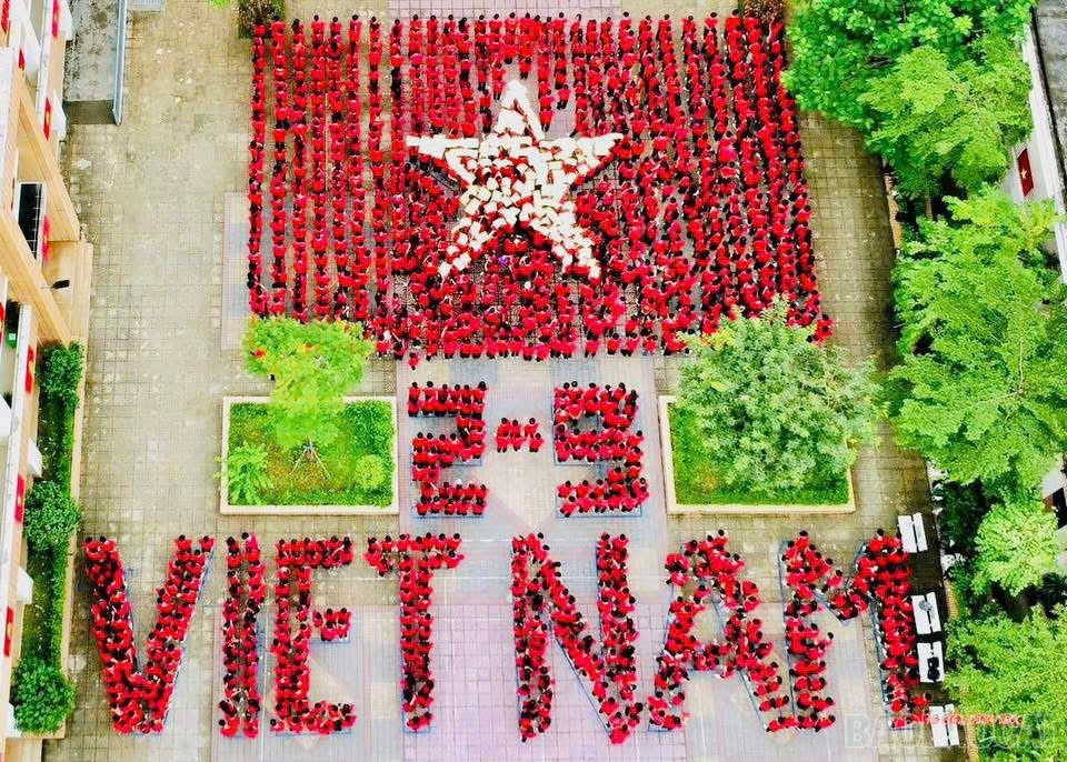 Thầy cô giáo và các em học sinh Trường THPT Nguyễn Huệ, phường Yên Bái xếp hình lá cờ, xếp chữ chào mừng Quốc khánh. baolaocai-br_z6970216139025-32beb81e728f0e7077be172bb18fe3c8.jpg