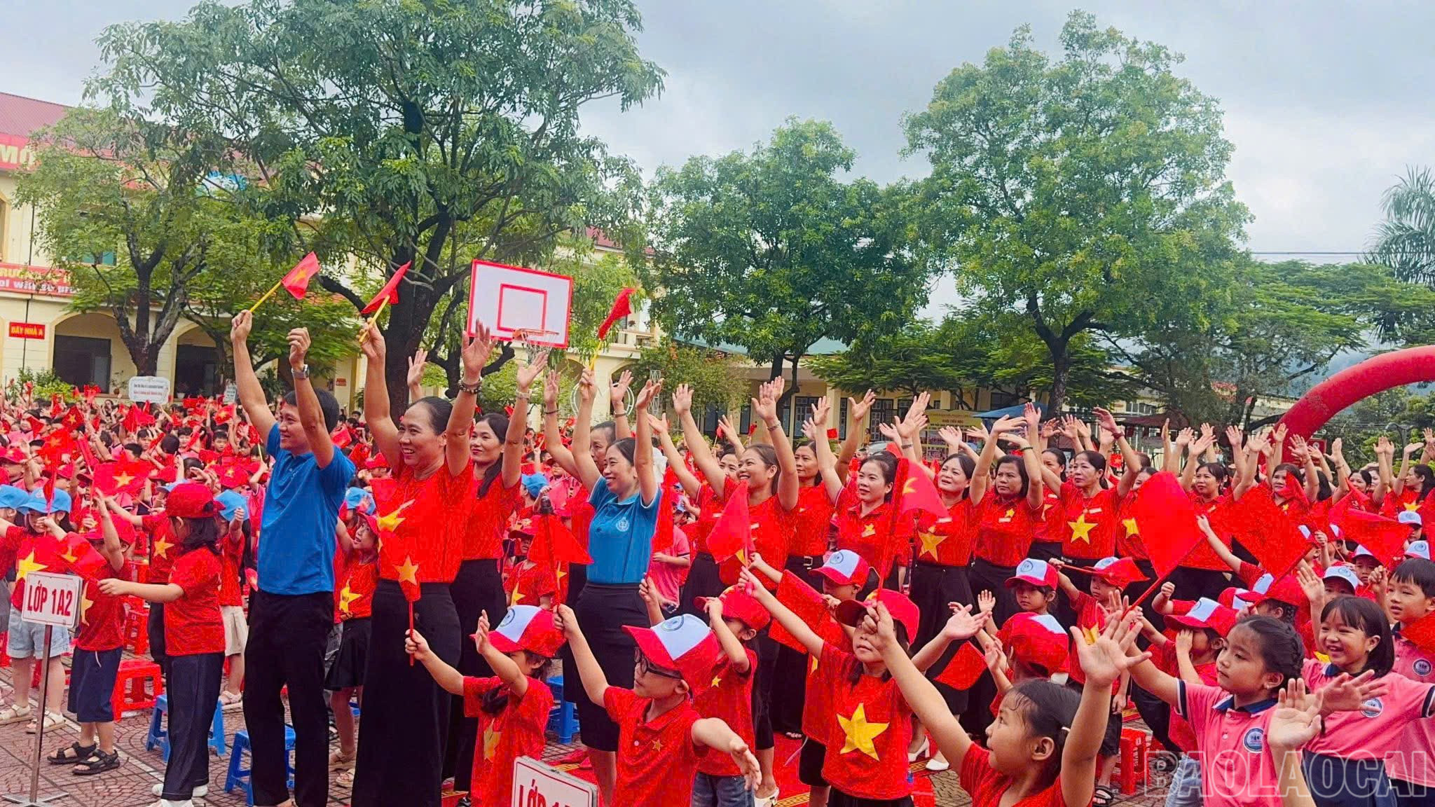 Thầy và trò Trường Tiểu học số 1 Bắc Cường, phường Lào Cai hòa chung giai điệu tự hào. baolaocai-br_z6970216241731-a362e7ac553edcdfb9e328144c2b7a48.jpg