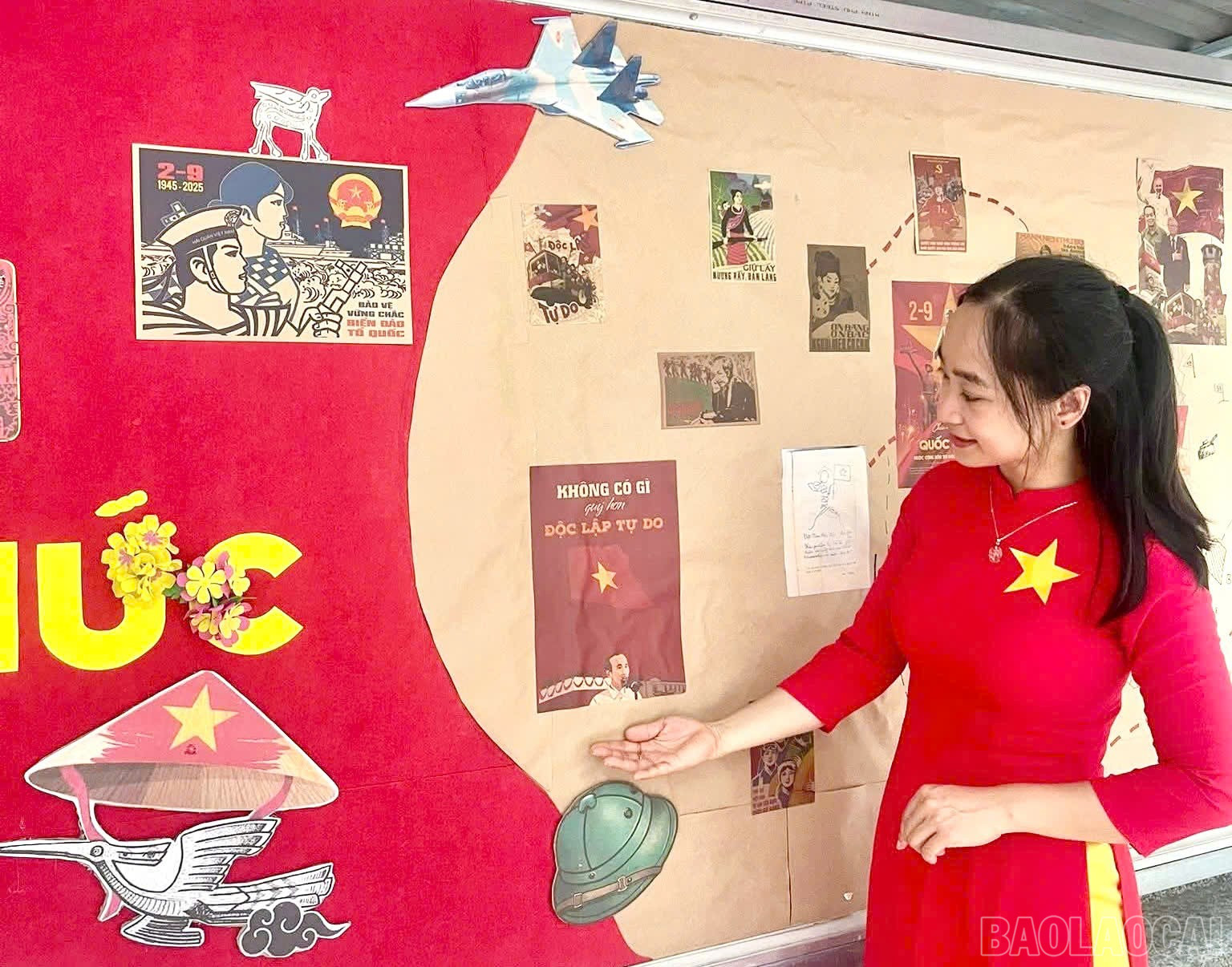 Góc trang trí trong khuôn viên THPT Hoàng Văn Thụ, xã Lục Yên lan tỏa thông điệp yêu nước. baolaocai-br_z6970216210543-797c4694a59835174b232c8e3b8f1326.jpg