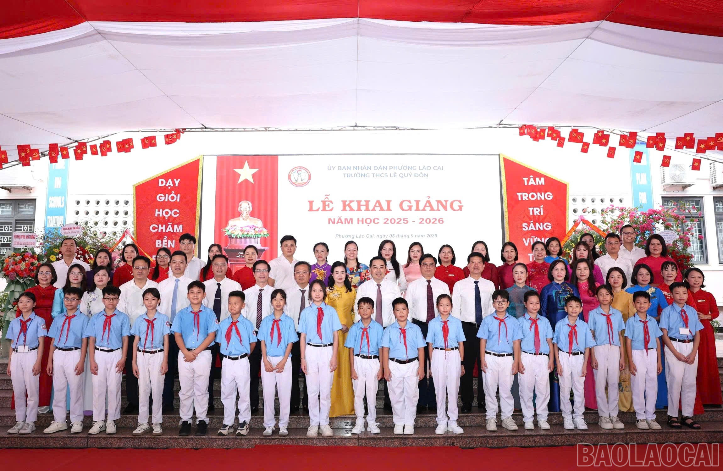 Các đại biểu chụp ảnh lưu niệm với thầy và trò Trường THCS Lê Quý Đôn. baolaocai-br_z6978793580910-c46077cf2365fd076a939729328db5a0.jpg
