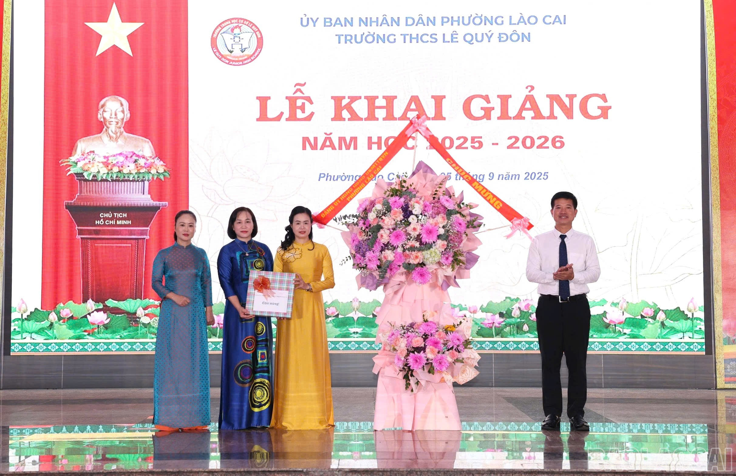Lãnh đạo phường Lào Cai tặng hoa chúc mừng. baolaocai-br_z6978793629091-b3bf5e9bb1d7925f73c3ea1ed4bdb0e4.jpg