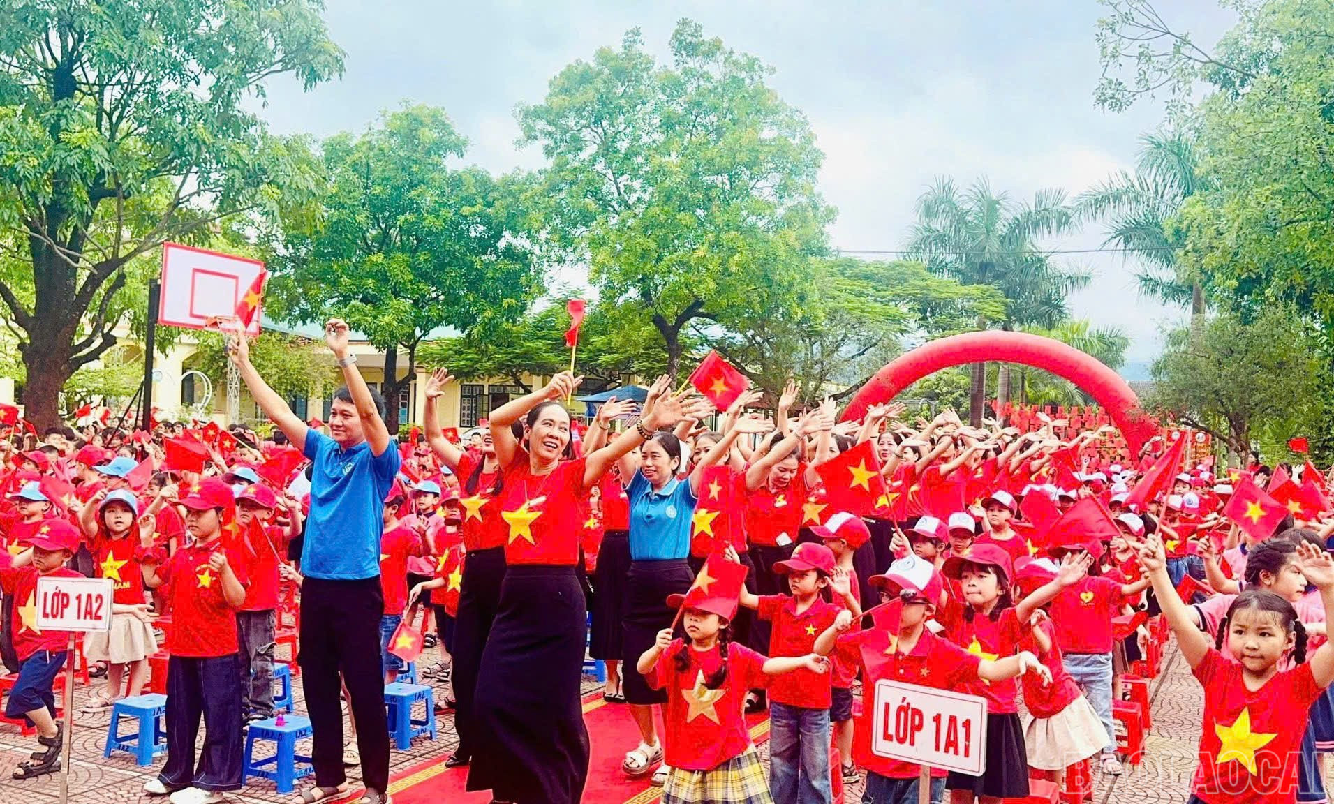 Cô và trò cùng hòa điệu mừng năm học mới. baolaocai-br_z6951078817425-34c3524e9f7ca1eb74ae861bfacb5eaa.jpg