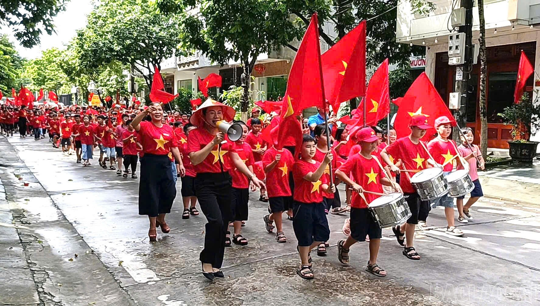 Các trường diễu hành đường phố cổ động toàn dân đưa trẻ đến trường. baolaocai-br_z6951078739209-c965d6161d5aa97b4500adbb2cf39125.jpg