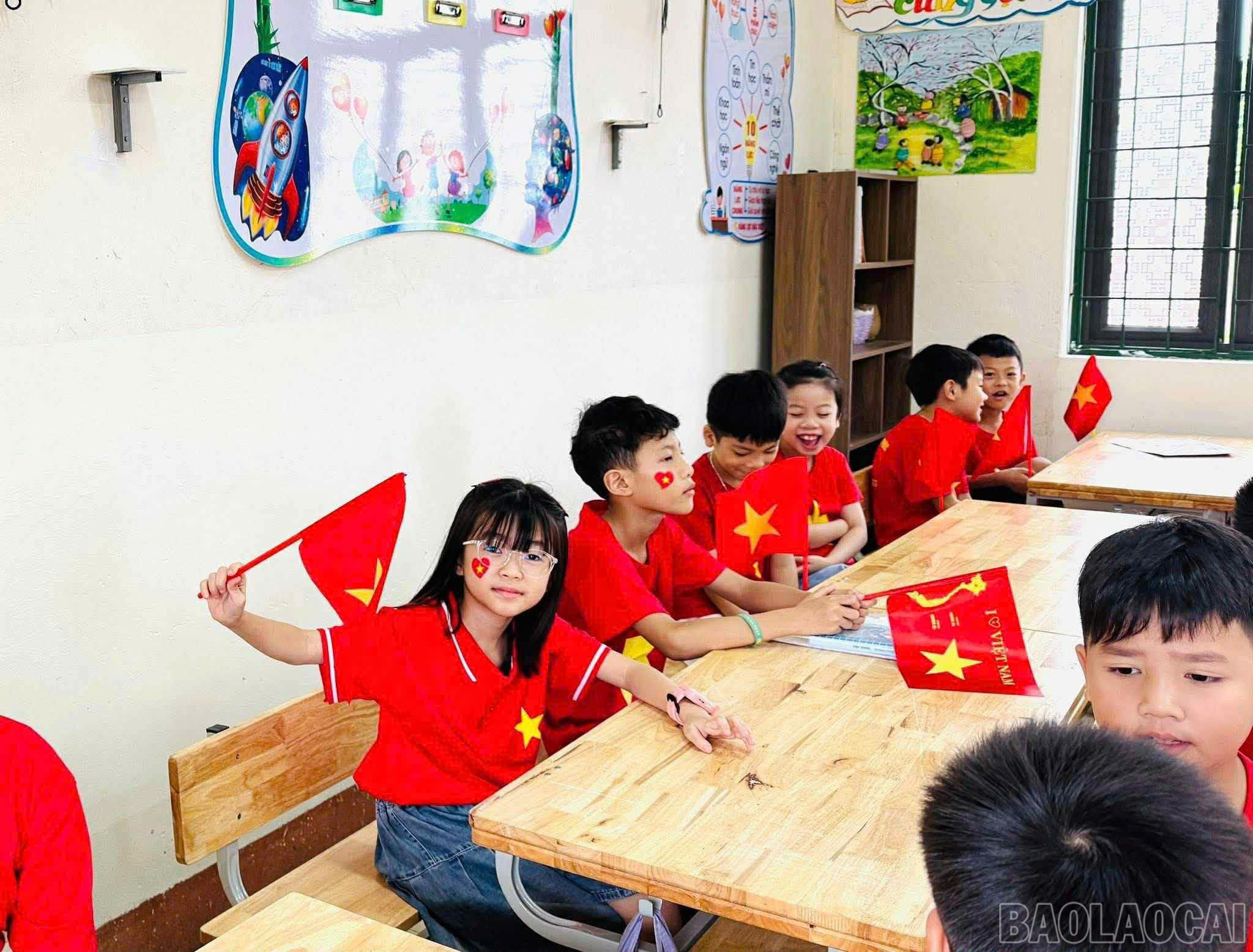 Các em học sinh tham gia các hoạt động vui nhộn, ý nghĩa tại lớp học. baolaocai-br_z6951078729736-1fb11f0088e1df3c6c45251bf18df38f.jpg