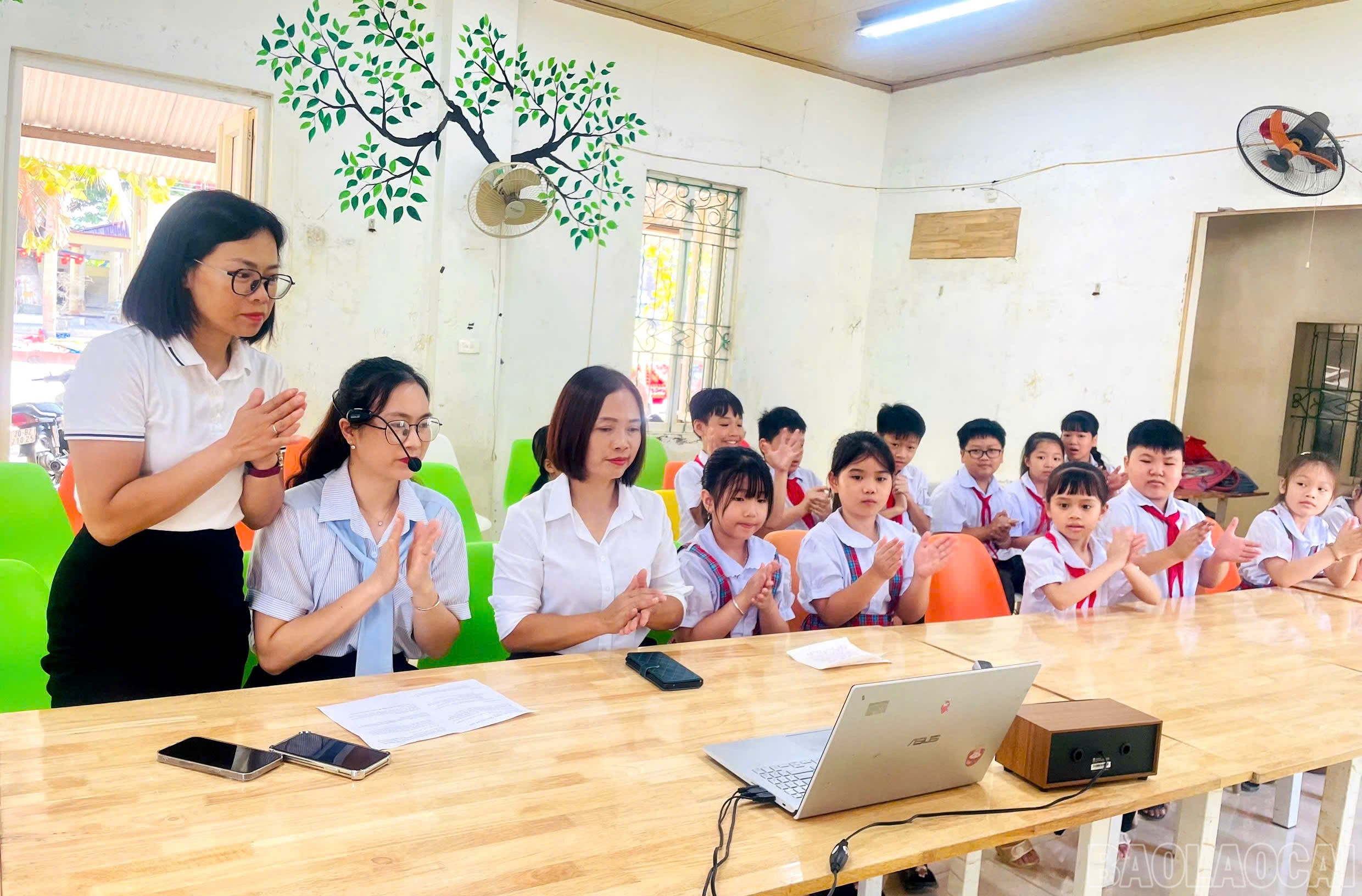Trường Tiểu học Nha Trang, phường Phan Đình Phùng (Thái Nguyên) kết nối trực tuyến với Trường Tiểu học Hoàng Văn Thụ (Lào Cai) qua zoom trong buổi trao tặng quà. baolaocai-br_z7138064450561-5291abe89f73446bac37109ade43b8ae.jpg