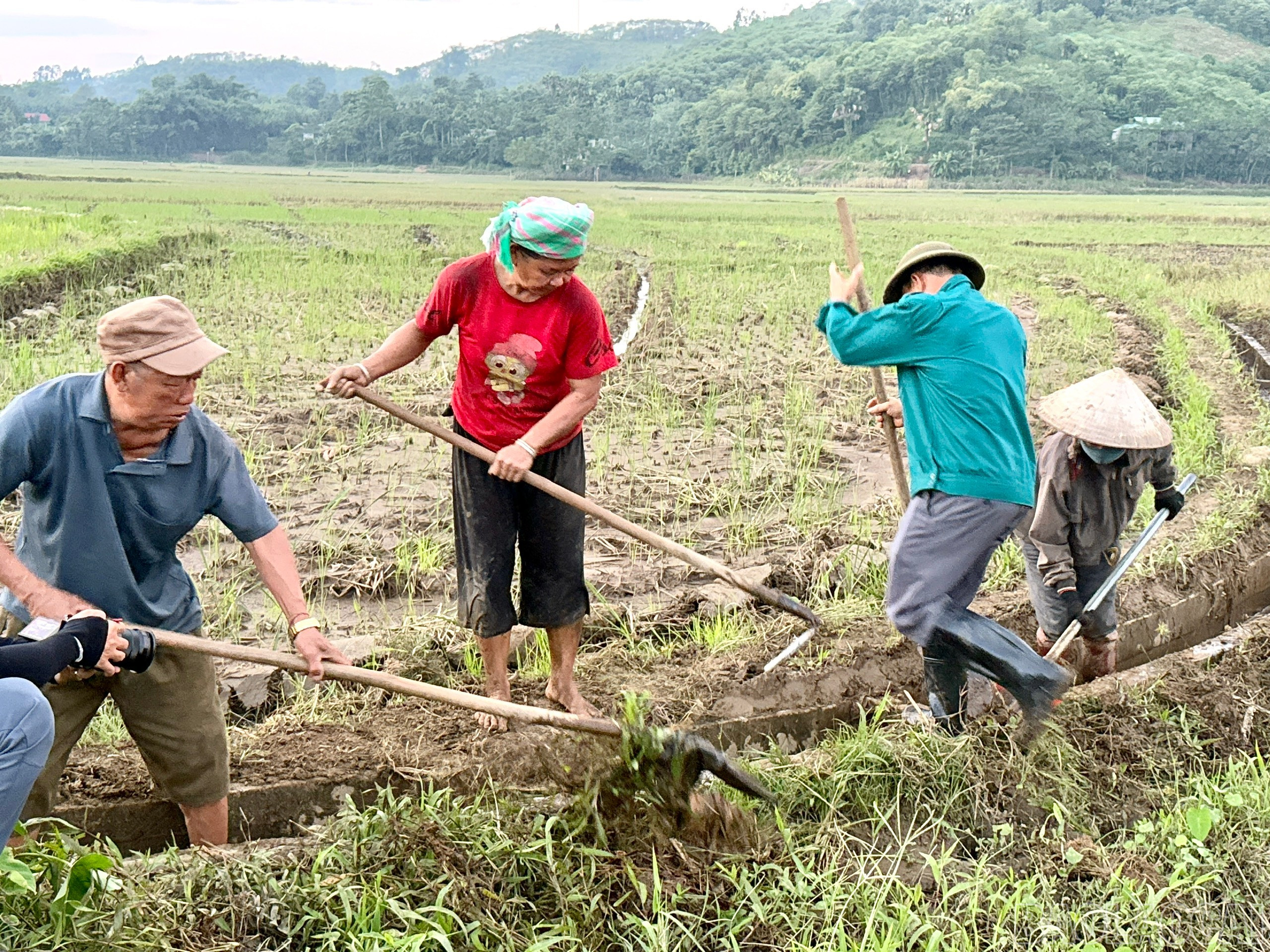 Người dân thôn Ngầu 2 khắc phục sự cố mương thủy lợi bị bồi lấp sau mưa lũ. baolaocai-br_z7111968039418-3aef4d503852f47a519244a89e54cc4c.jpg