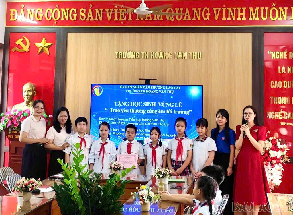 Trường Tiểu học Hoàng Văn Thụ đã quyên góp được hơn 62.720.000 đồng ủng hộ các trường học ở Thái Nguyên khắc phục hậu quả mưa lũ. baolaocai-br_z7138064437701-0c30127ddde9d9cd3a29c5f0ac7eae23.jpg