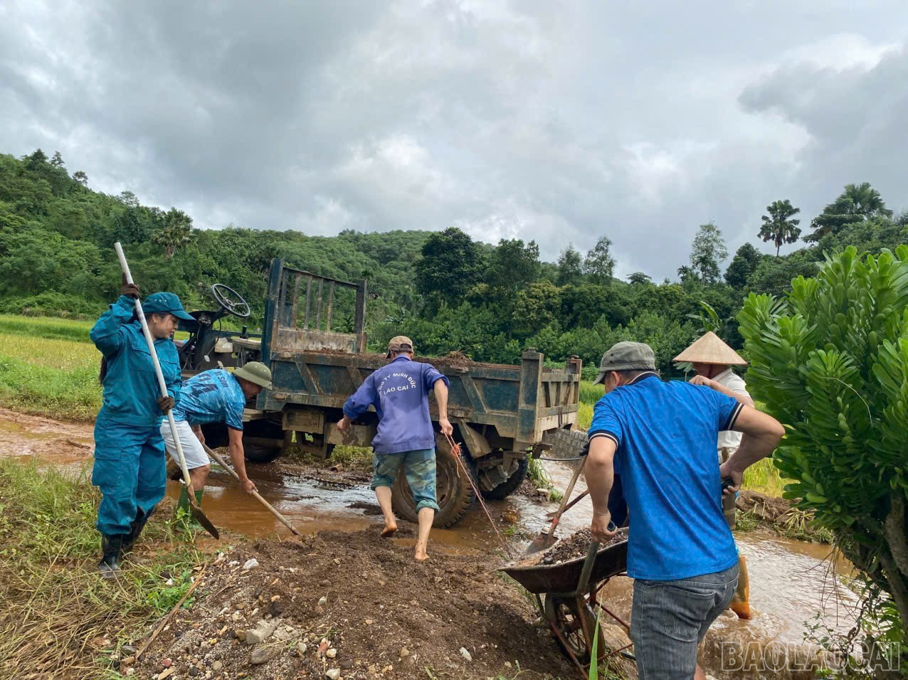 Nỗ lực khơi thông dòng chảy cho các mương thủy lợi tại Võ Lao. baolaocai-br_z7135144409013-6d45d4865099fcff592cc24e9793f44f.jpg