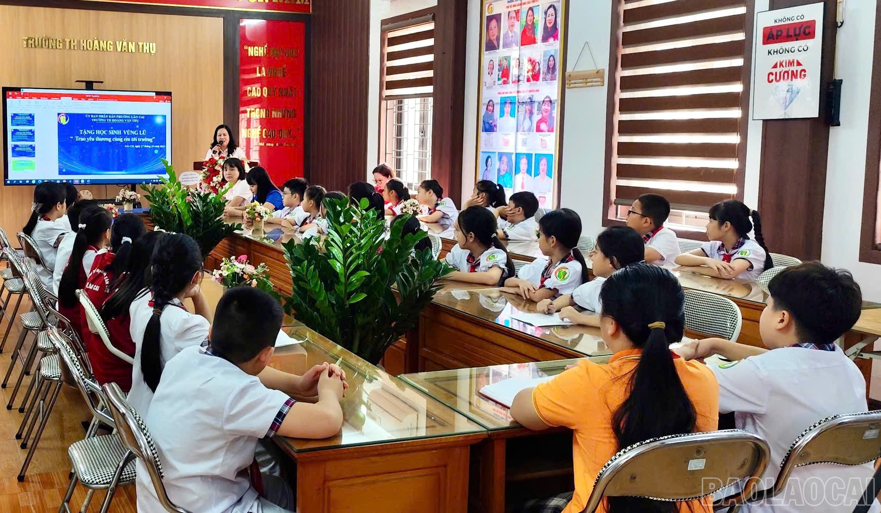 Thầy cô giáo và các em học sinh Trường Tiểu học Hoàng Văn Thụ kết nối trực tuyến với Trường Tiểu học Túc Duyên và Trường Tiểu học Nha Trang để gửi lời thăm hỏi và tặng quà động viên. baolaocai-br_z7138064454394-7300cf6307e412913395a6954adc9065.jpg