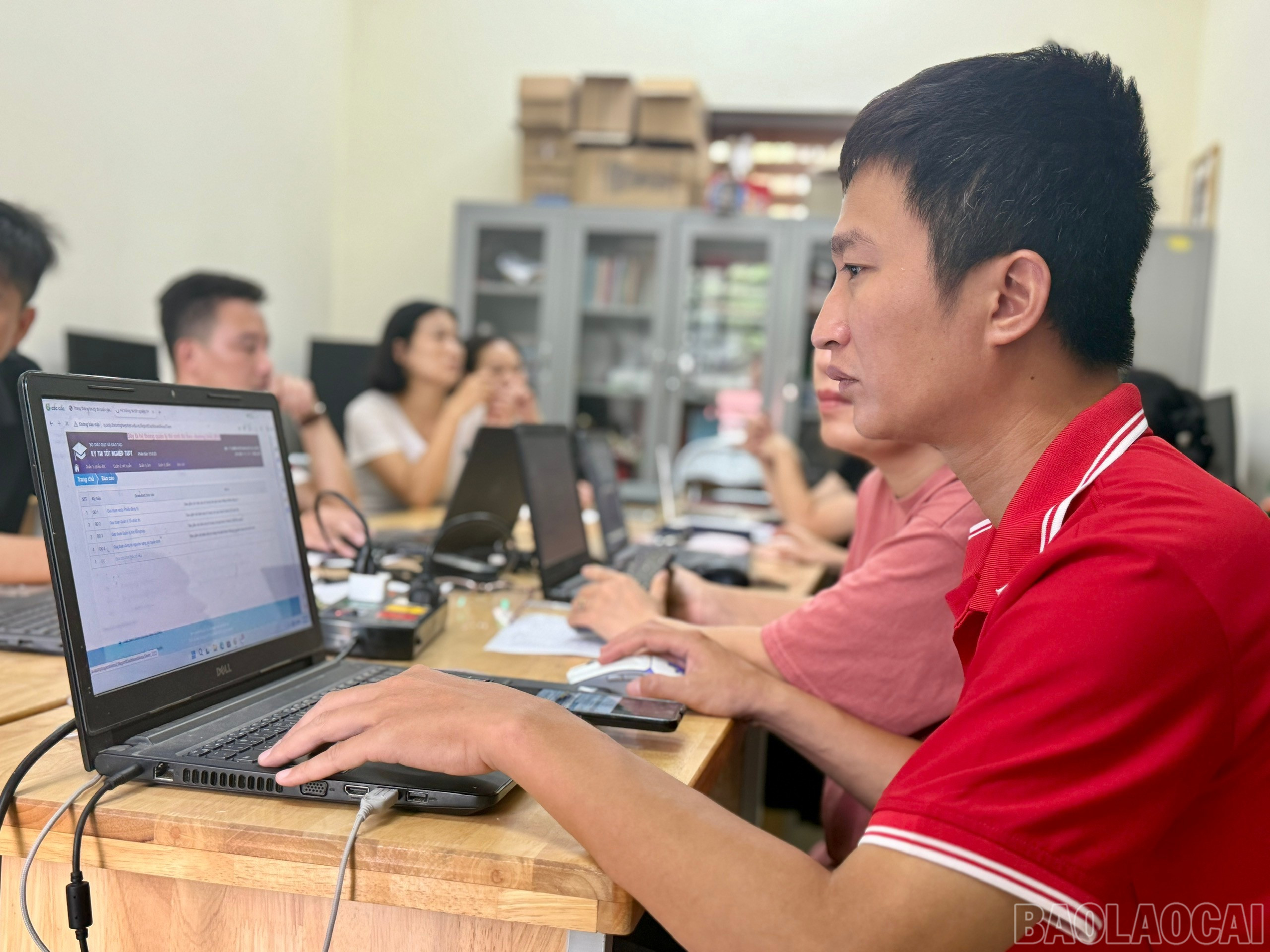 Các trường học thành lập tổ tư vấn, hướng nghiệp cho học sinh sau khi đỗ tốt nghiệp. baolaocai-br_z6812238211206-fb57cfe0d0d3a041051ffa38dd0aa943.jpg