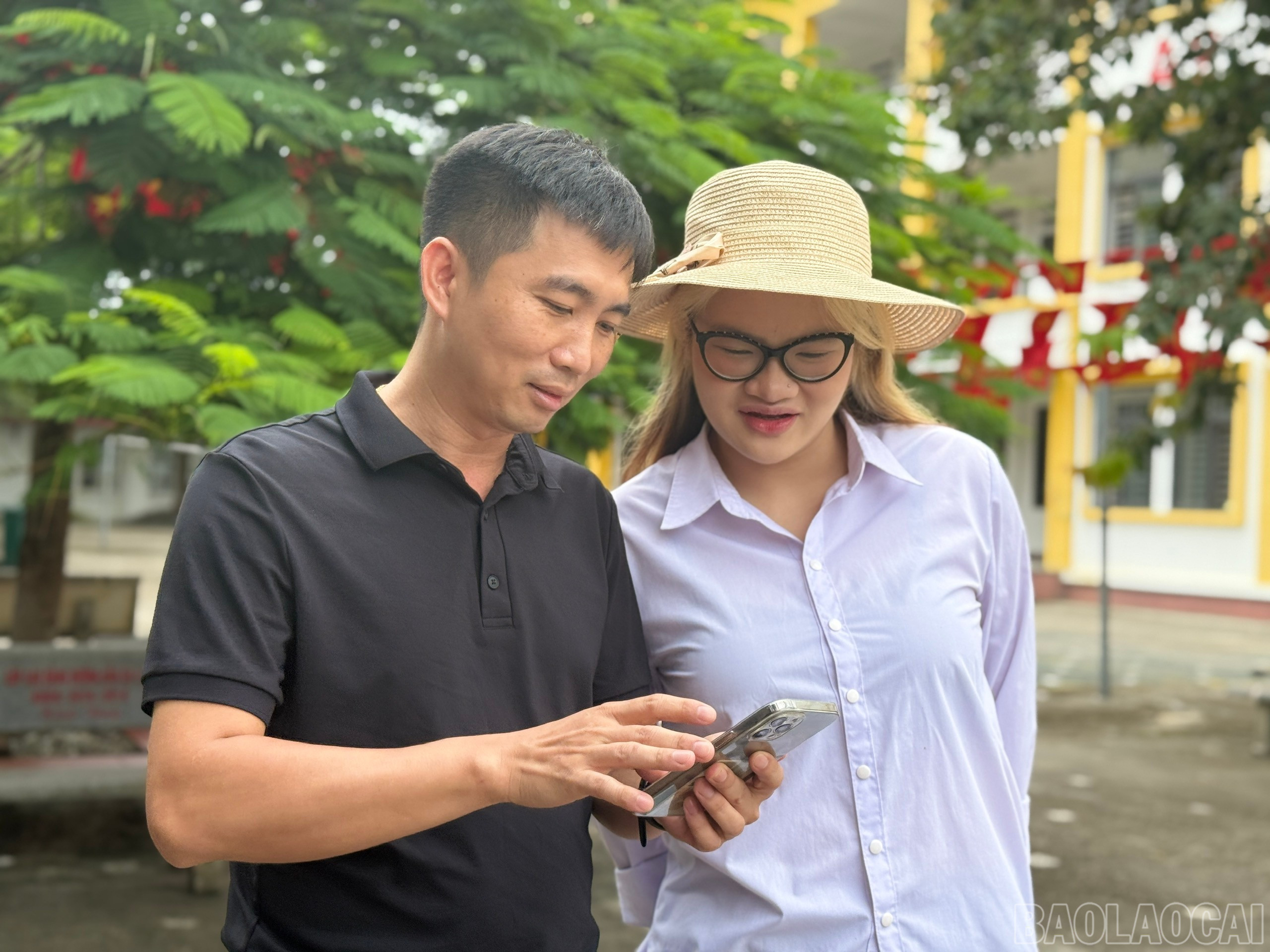 Em Lê Hà Phương, học sinh lớp 12, Trung tâm Giáo dục nghề nghiệp – Giáo dục thường xuyên Lào Cai - Cam Đường cùng thầy giáo tra cứu điểm thi. baolaocai-br_z6812237606086-b059570f980c7c890009a899d1fbc0ec.jpg