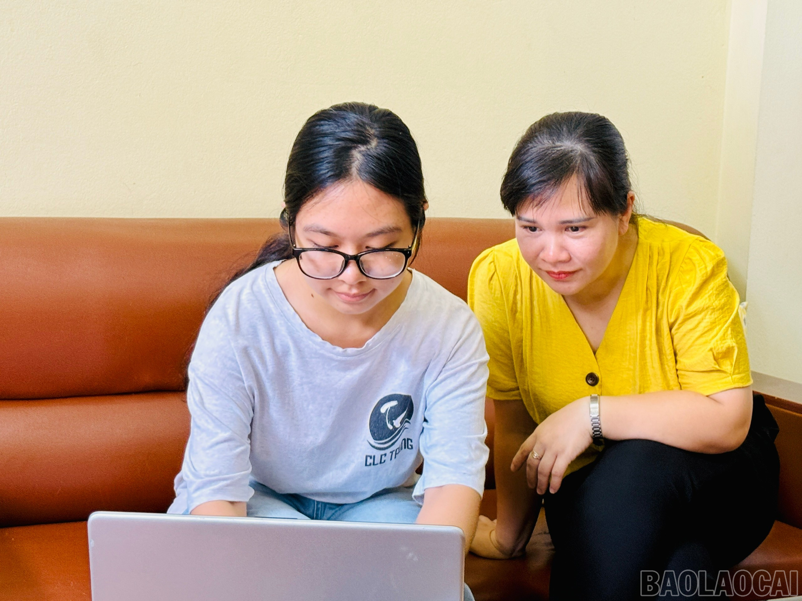 Khi tra cứu thông tin biết được điểm thi tốt nghiệp của mình, Lý Hoàng Ngân vô cùng bất ngờ. baolaocai-br_z6814241589081-8fbd3aeabf4ac8669fd0f062ddcce7bf.jpg