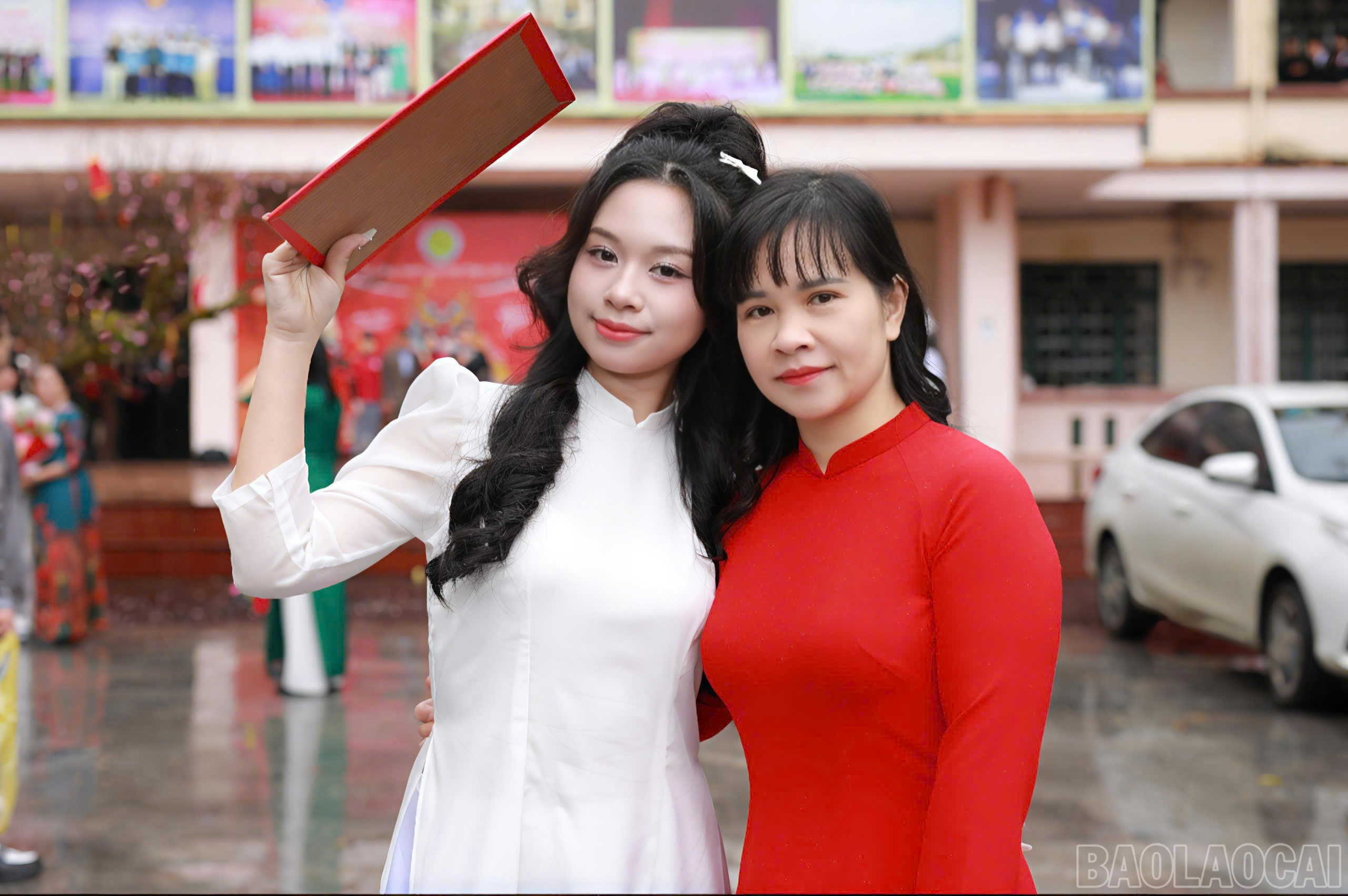 Lý Hoàng Ngân và mẹ. baolaocai-br_z6814239536822-eea91554f1ebb6650bf45962866a4bfb.jpg