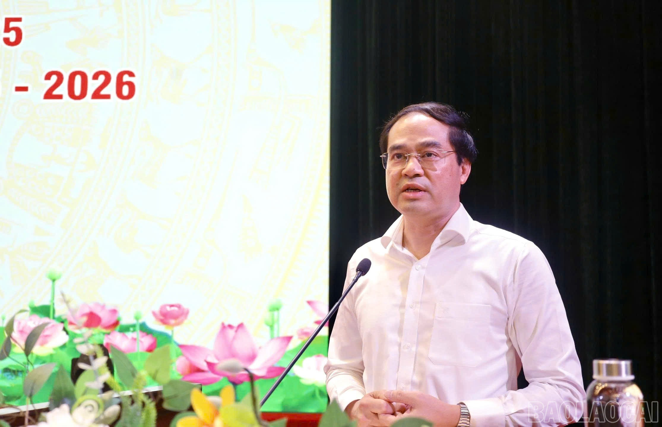 Le camarade Trinh Xuan Truong, secrétaire du Comité provincial du Parti et président du Conseil populaire provincial, a pris la parole lors de la conférence. baolaocai-br_z6913990526212-7ef05afcfdcb7103fe1a31c643138019.jpg