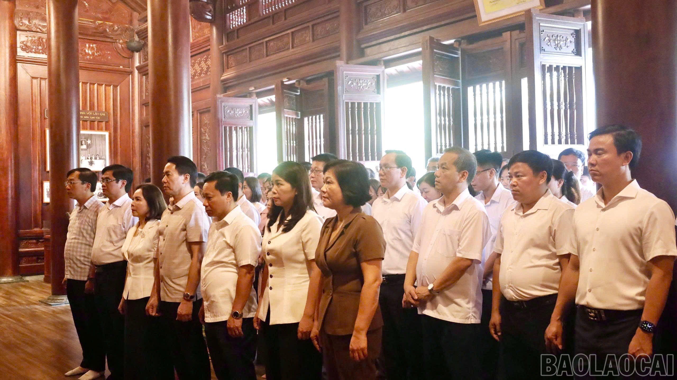 គណៈប្រតិភូបានរាយការណ៍ដោយការគោរពចំពោះសមិទ្ធិផលរបស់ពួកគេជូនពូ។ baolaocai-br_z6912601988244-3069ff76a87eb0477ca3e684f9dc8379.jpg