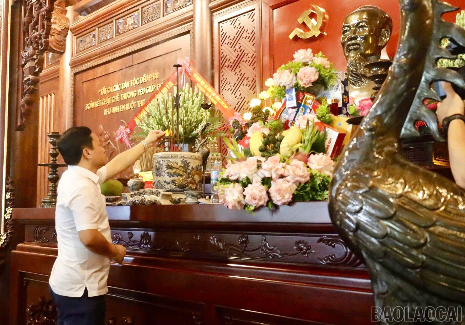 ប្រតិភូថ្វាយគ្រឿងក្រអូប។ baolaocai-br_z6912601980067-2c03e227d9d632fd6a17962babfa5c5c.jpg