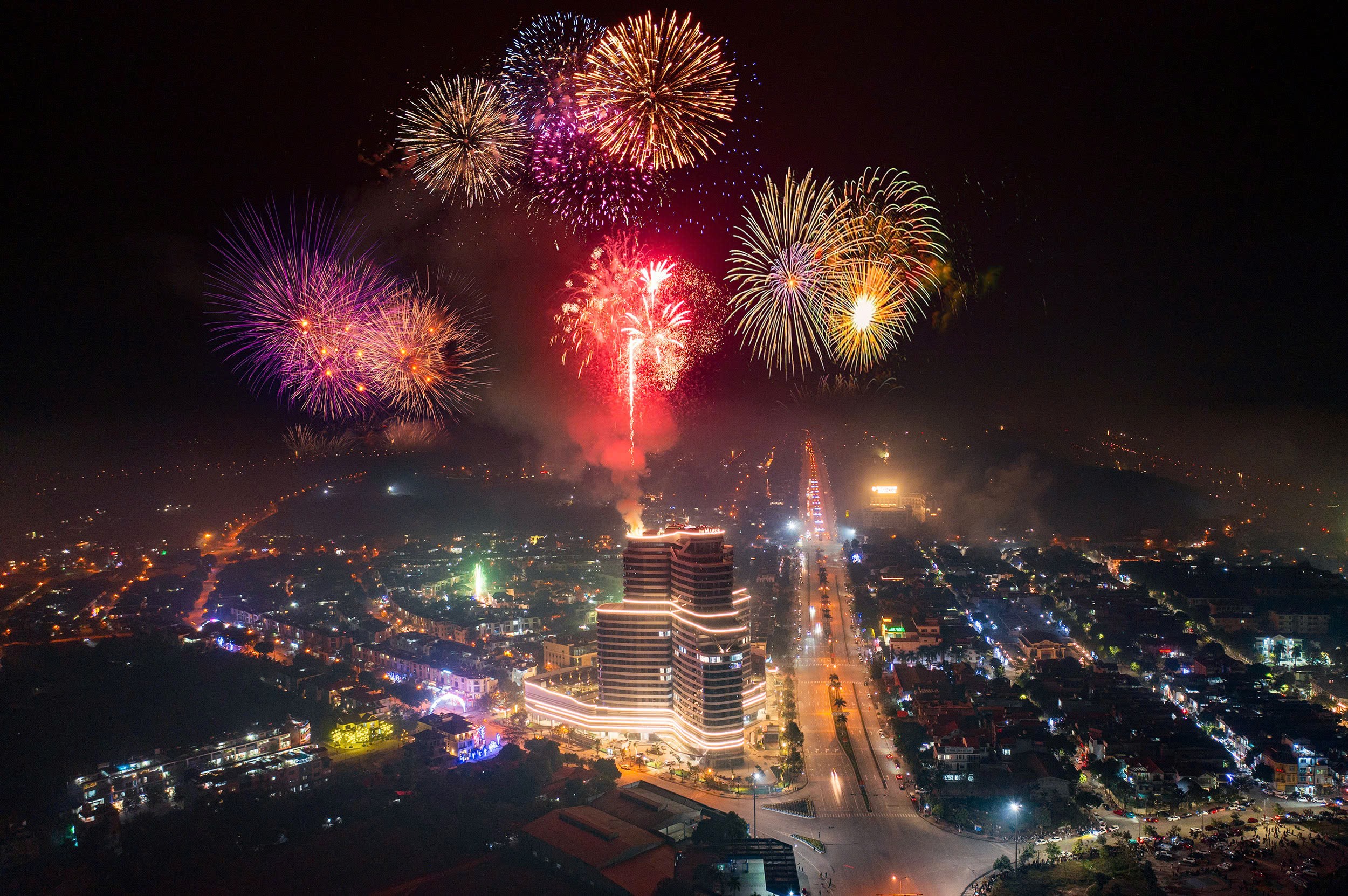 Màn bắn pháo hoa rực rỡ, lung linh sắc màu từ tòa tháp The Manor Tower. z6271245698654-8acc14811aded4349d3479dba144951f.jpg