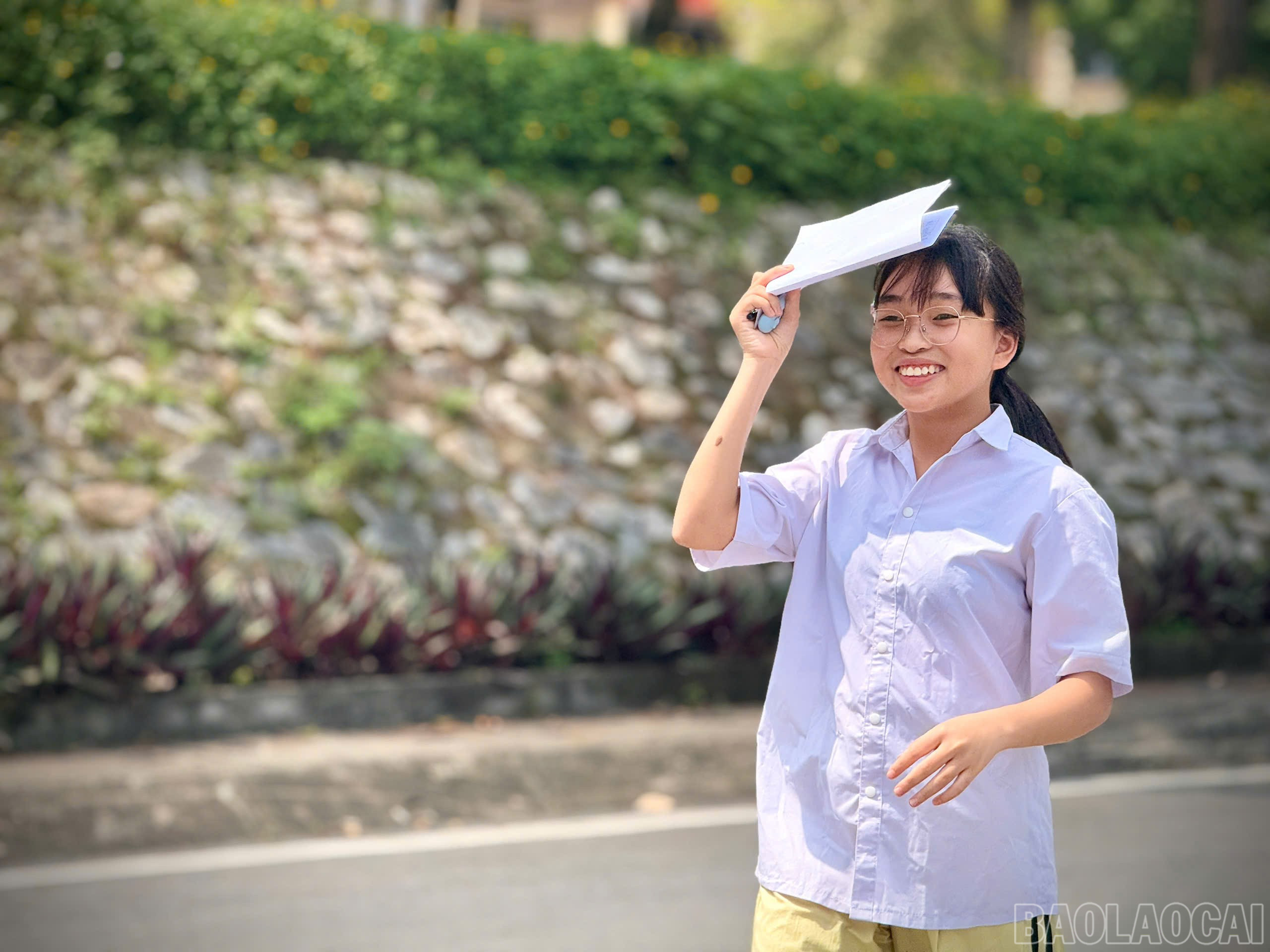 Thí sinh vui vẻ vì đã hoàn thành kỳ thi. baolaocai-br_z6677320515739-a98bda4cc7d57e9165097a882dbbf46a.jpg